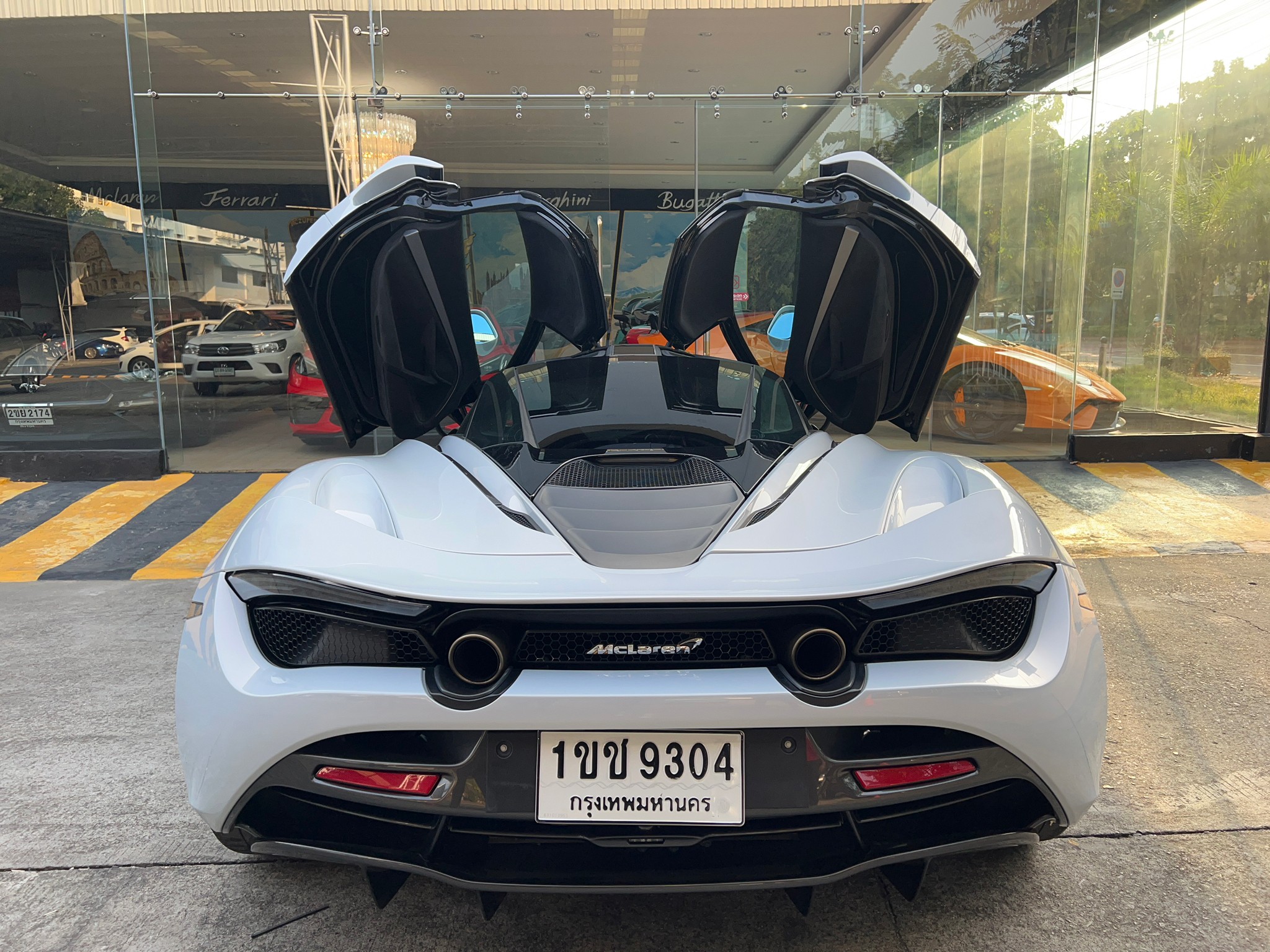 2021 McLaren 720S สีเทา (รูปที่ 13)