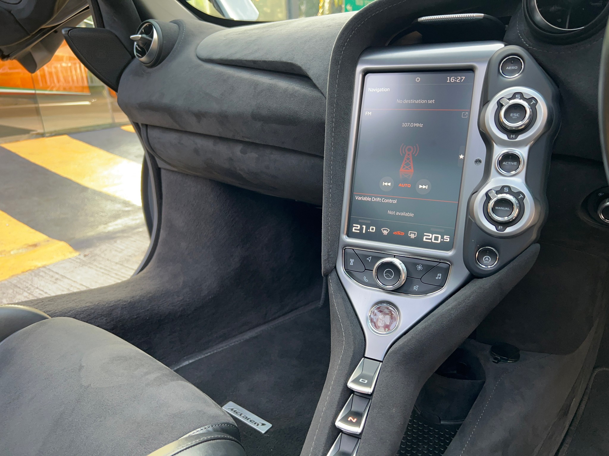 2021 McLaren 720S สีเทา (รูปที่ 10)