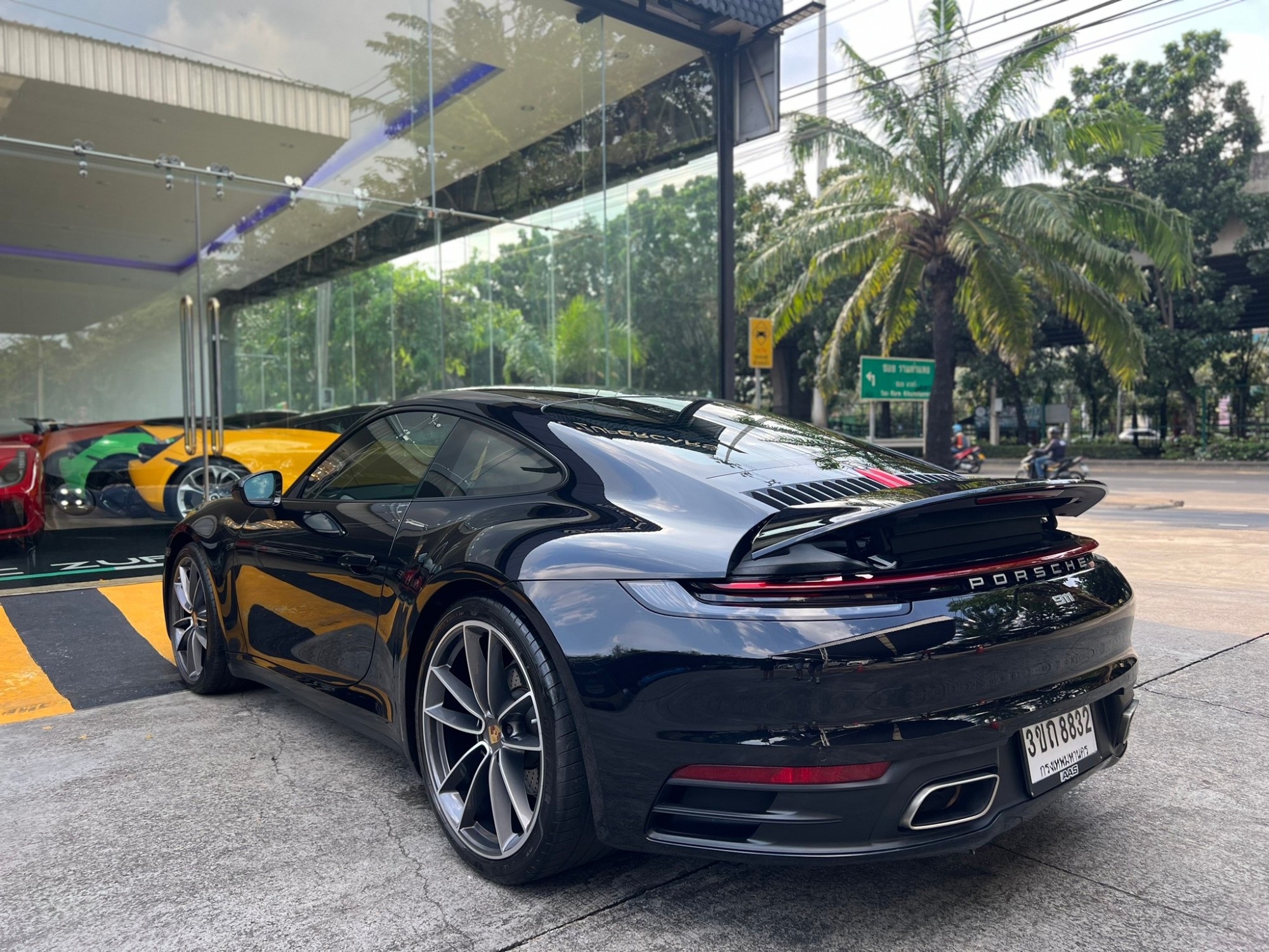 2021 Porsche Carrera 992 สีดำ