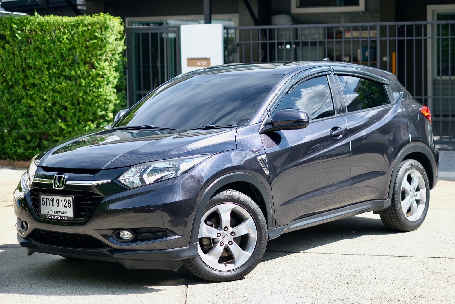 Honda HR-V 1.8E ปี2015 สีเทา ออโต้ เบนซิน ปรับราคา