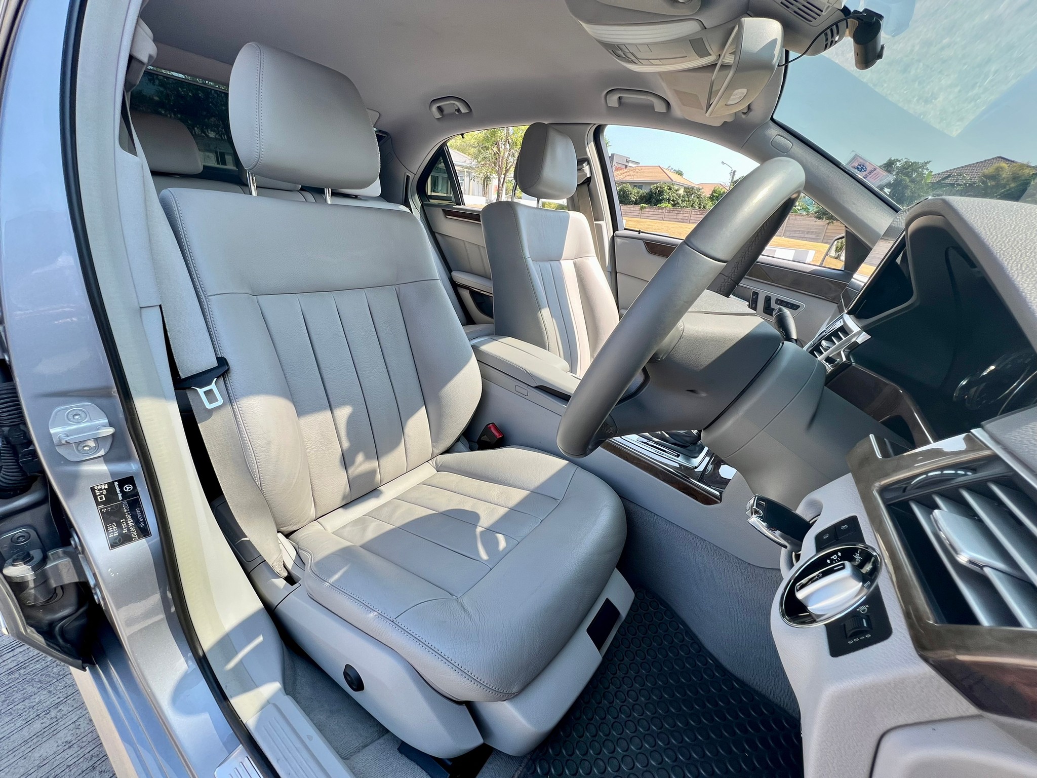 2010 Mercedes-Benz E-Class W212 E200 สีเทา (รูปที่ 3)