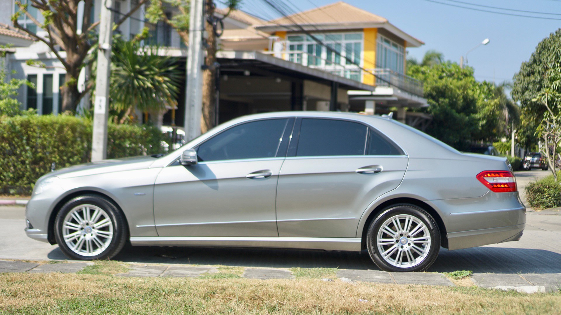 2010 Mercedes-Benz E-Class W212 E200 สีเทา (รูปที่ 12)