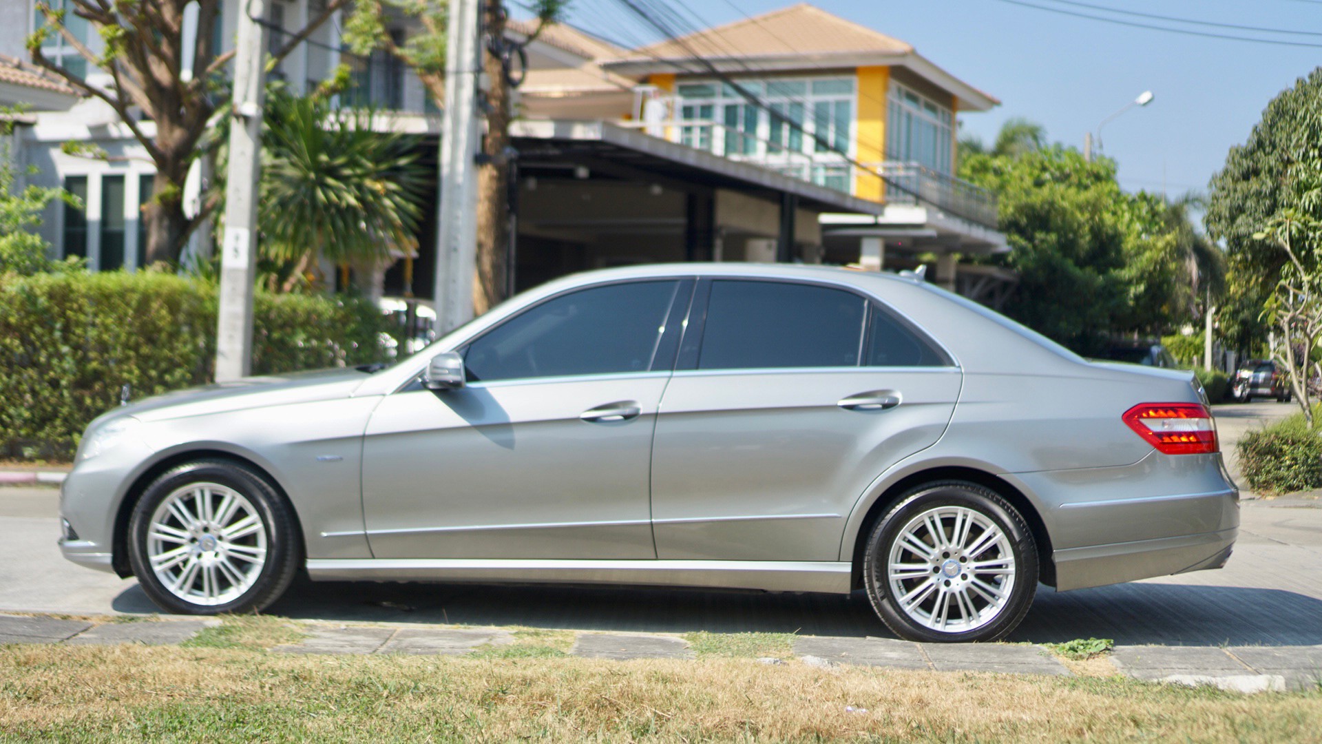 2010 Mercedes-Benz E-Class W212 E200 สีเทา