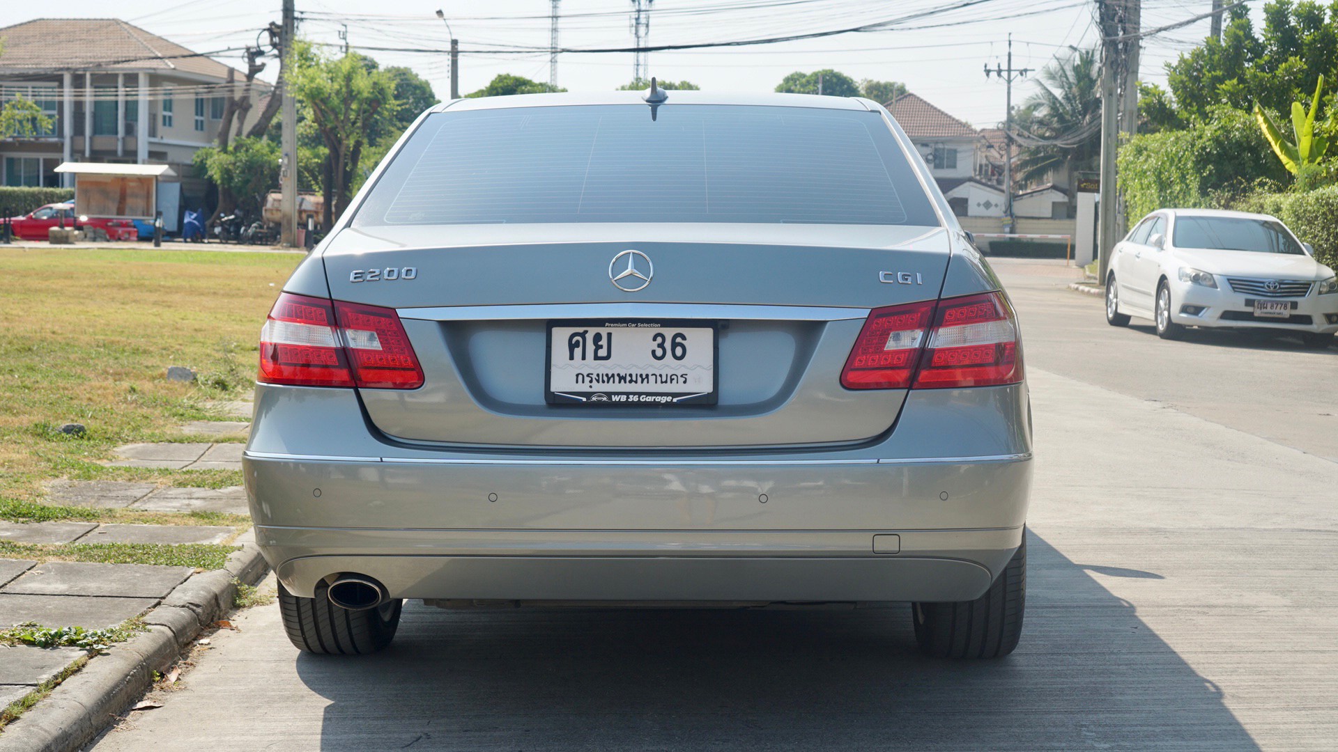 2010 Mercedes-Benz E-Class W212 E200 สีเทา (รูปที่ 7)