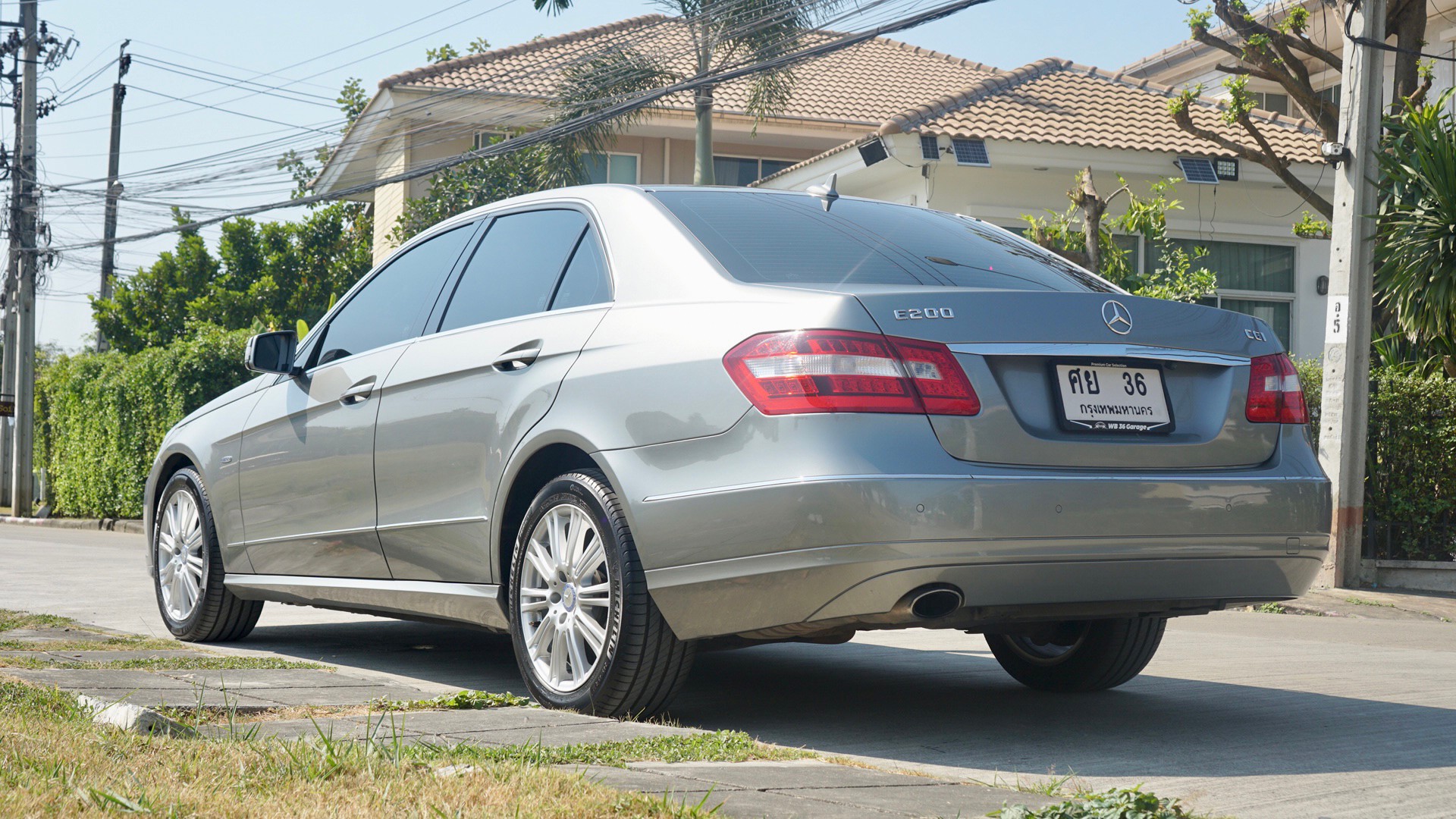 2010 Mercedes-Benz E-Class W212 E200 สีเทา (รูปที่ 20)