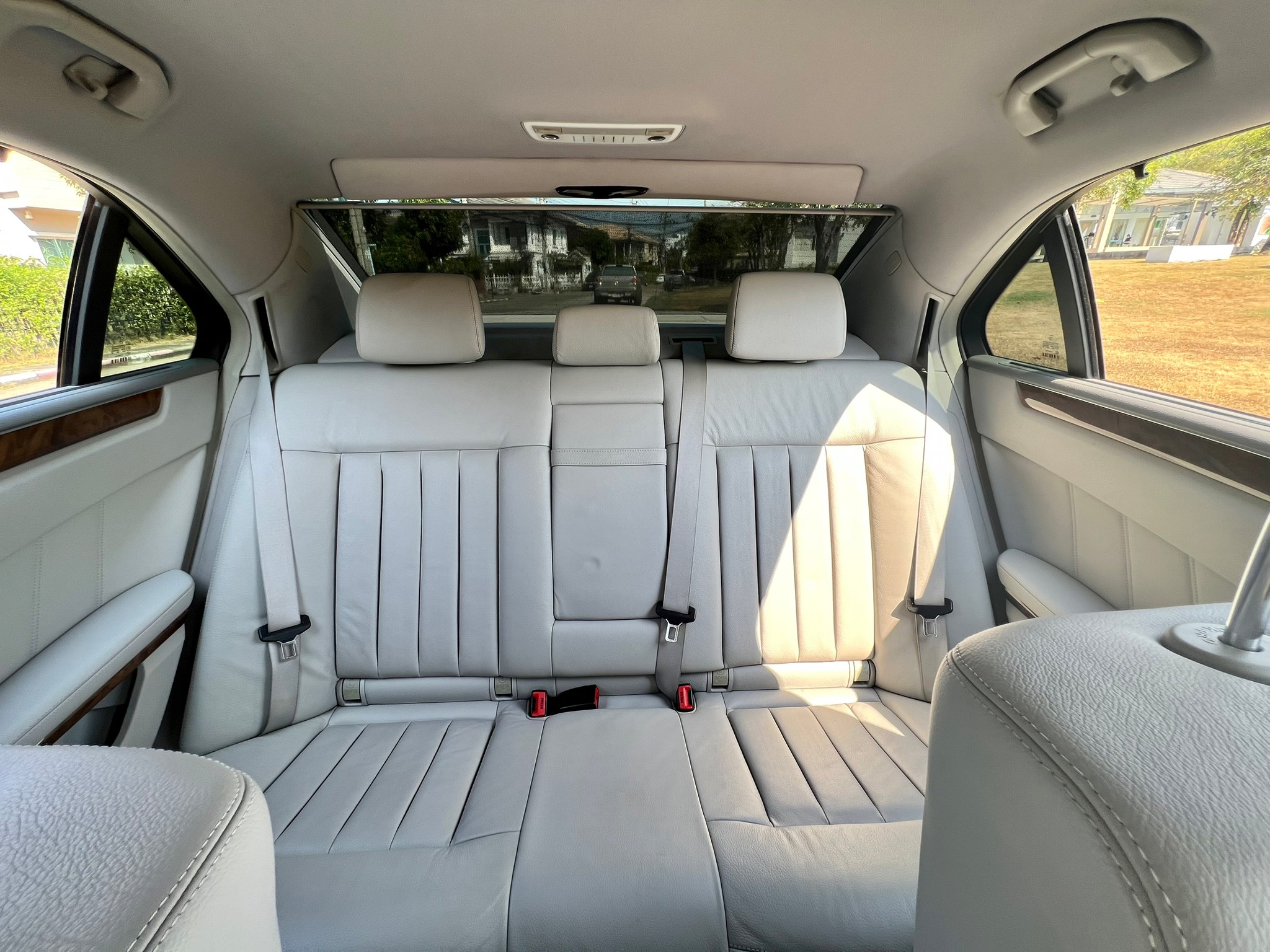 2010 Mercedes-Benz E-Class W212 E200 สีเทา (รูปที่ 2)