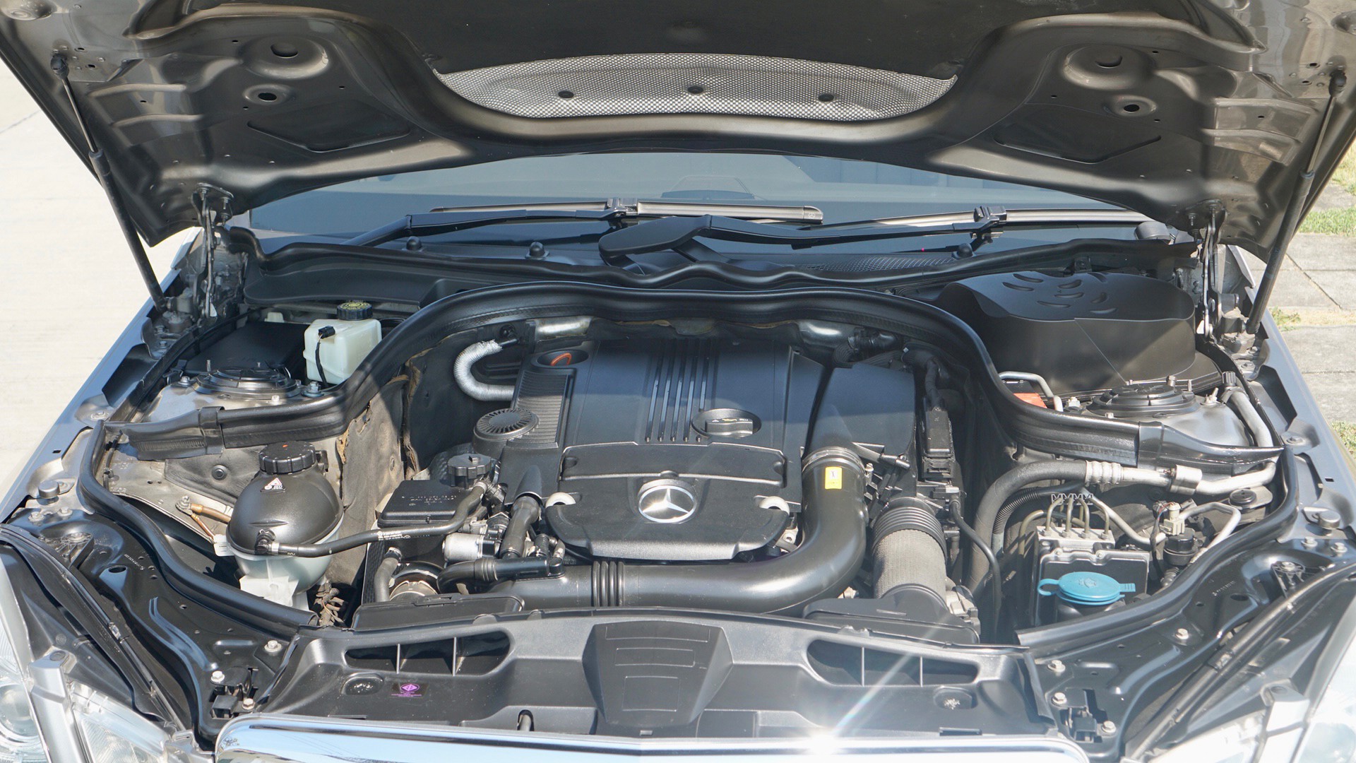 2010 Mercedes-Benz E-Class W212 E200 สีเทา (รูปที่ 6)