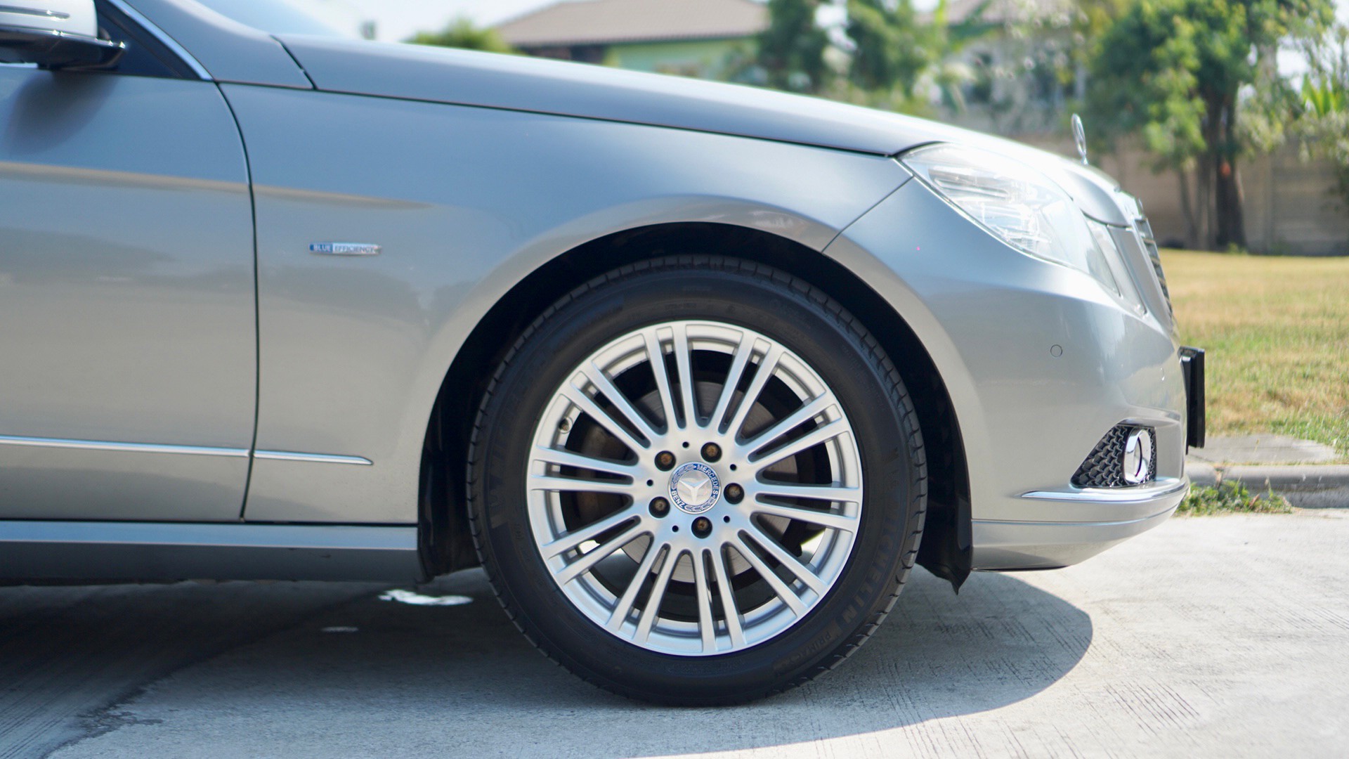 2010 Mercedes-Benz E-Class W212 E200 สีเทา (รูปที่ 4)