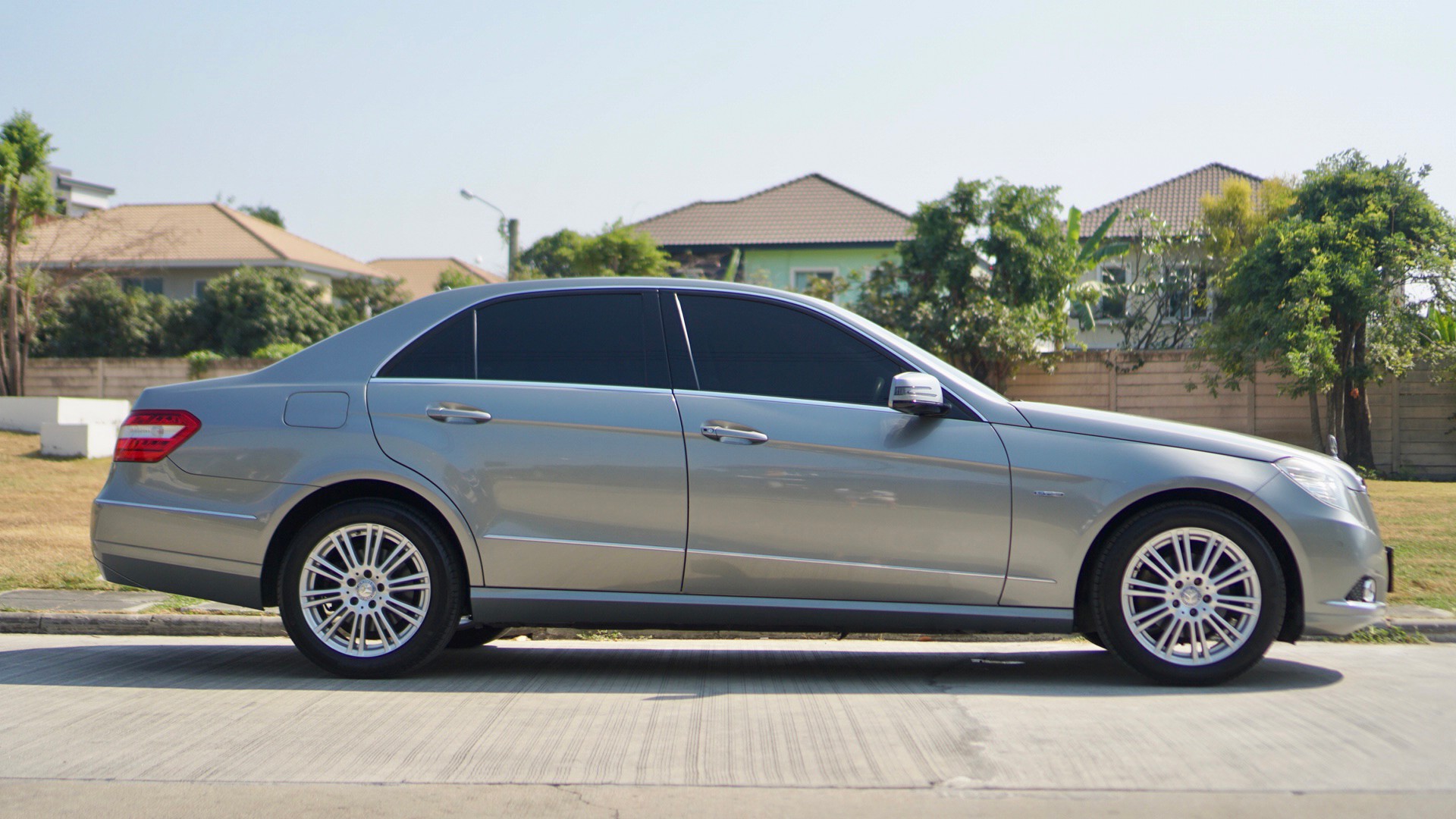 2010 Mercedes-Benz E-Class W212 E200 สีเทา (รูปที่ 19)