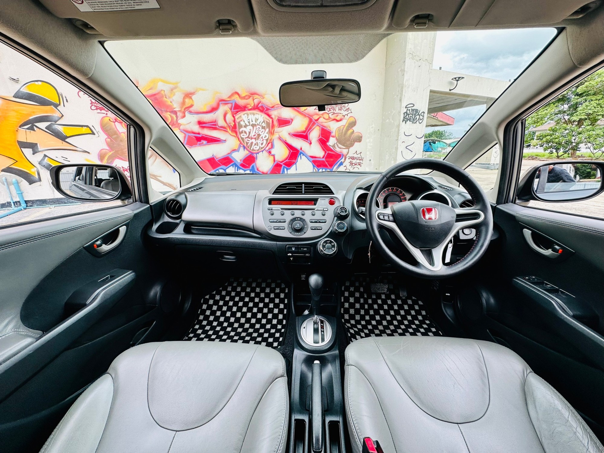 2013 Honda Jazz GE สีดำ (รูปที่ 3)