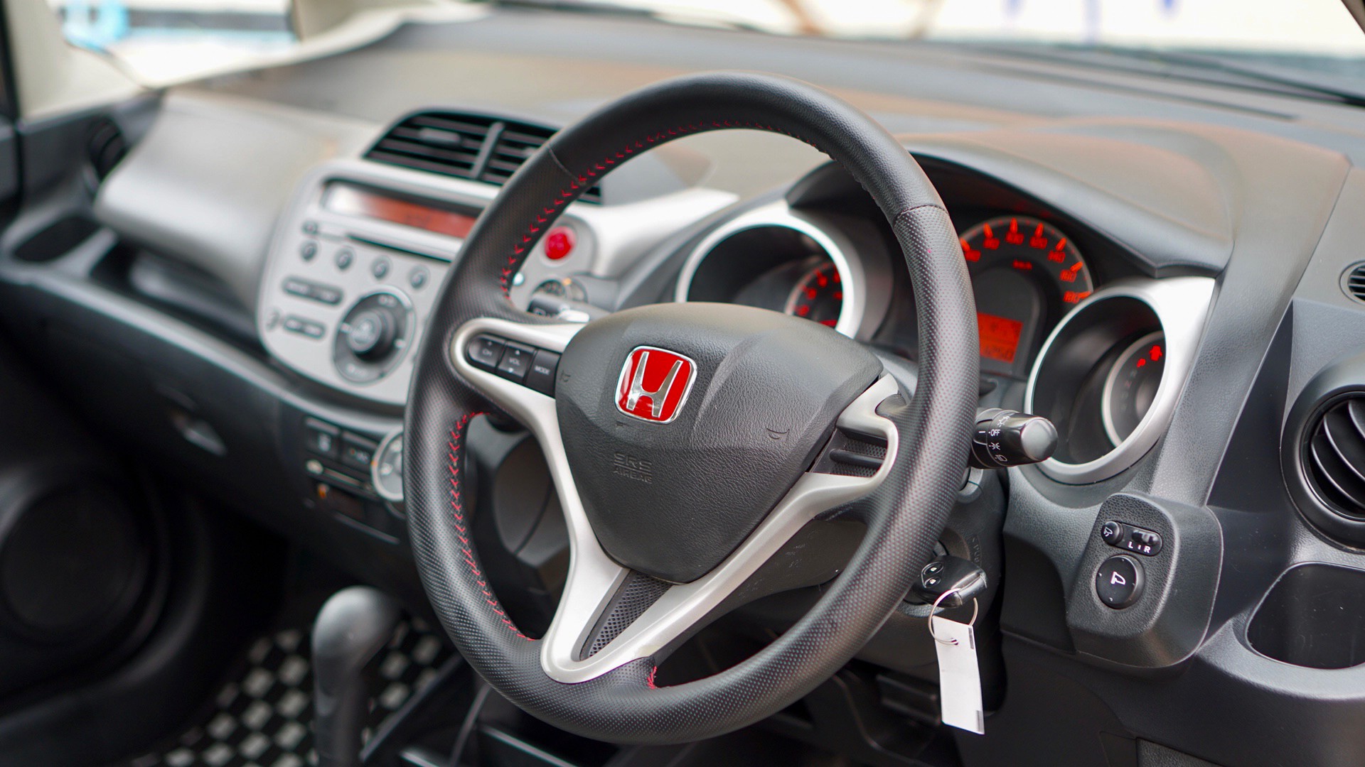 2013 Honda Jazz GE สีดำ (รูปที่ 4)