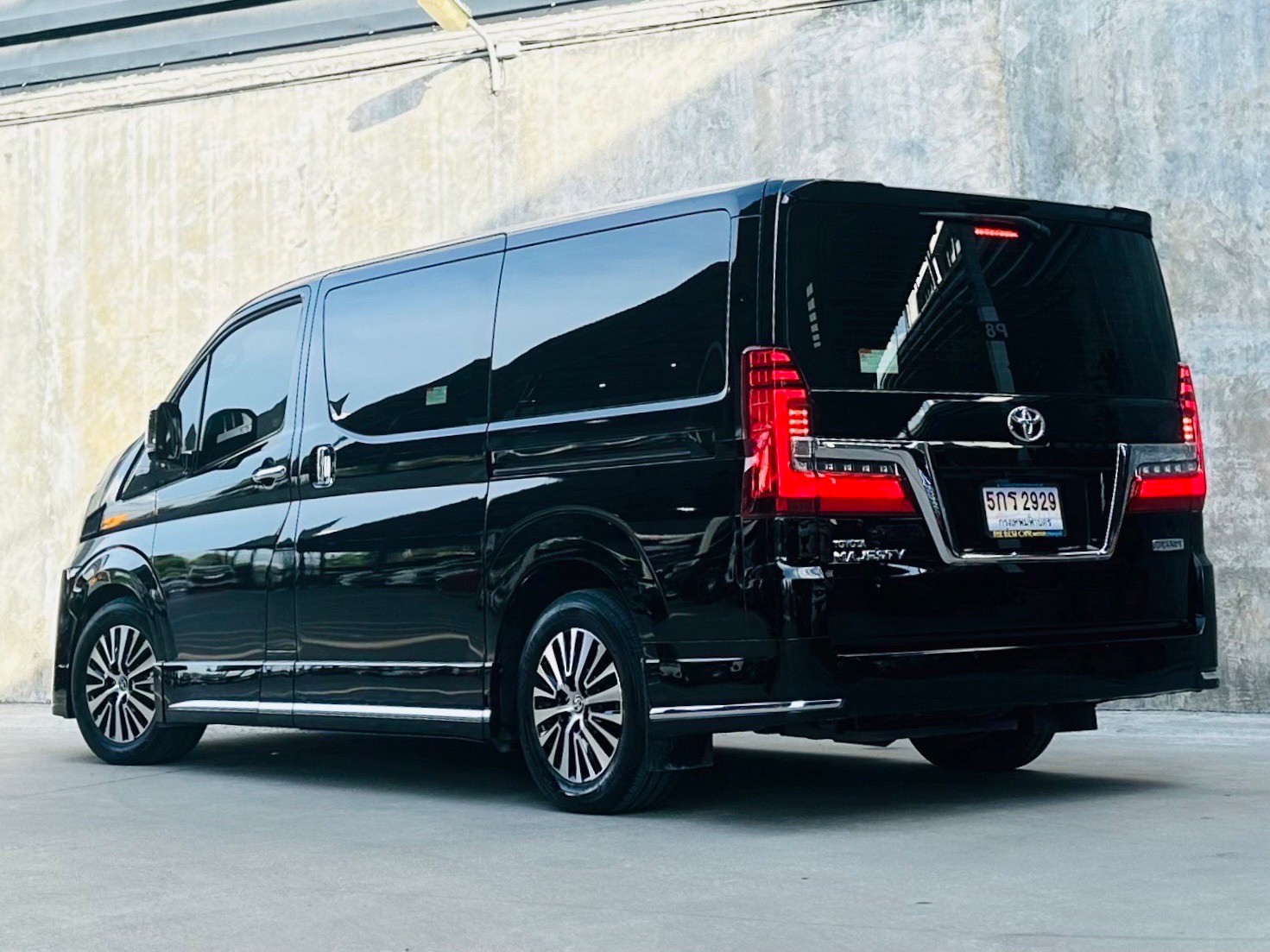 2020 Toyota Vellfire สีดำ (รูปที่ 9)