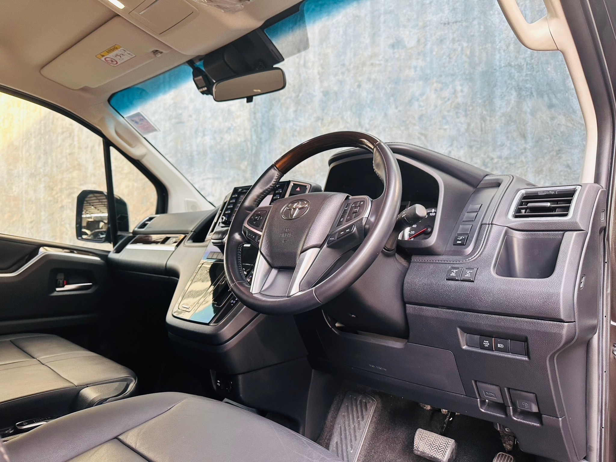 2020 Toyota Vellfire สีดำ (รูปที่ 14)