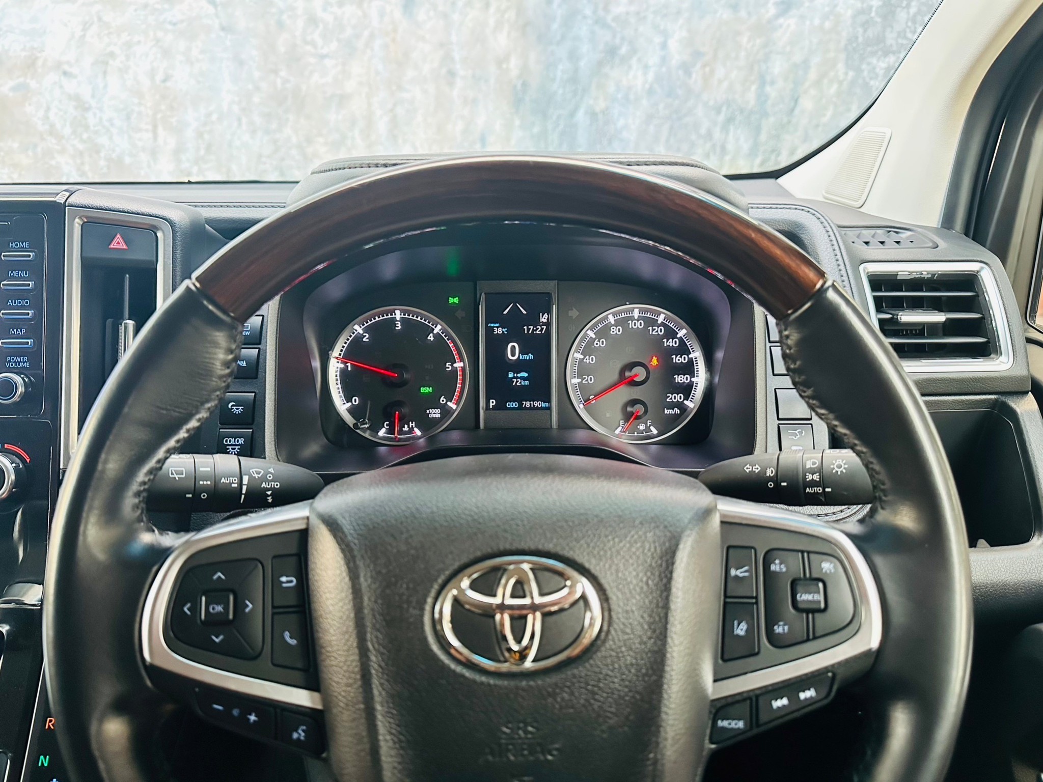 2020 Toyota Vellfire สีดำ (รูปที่ 17)