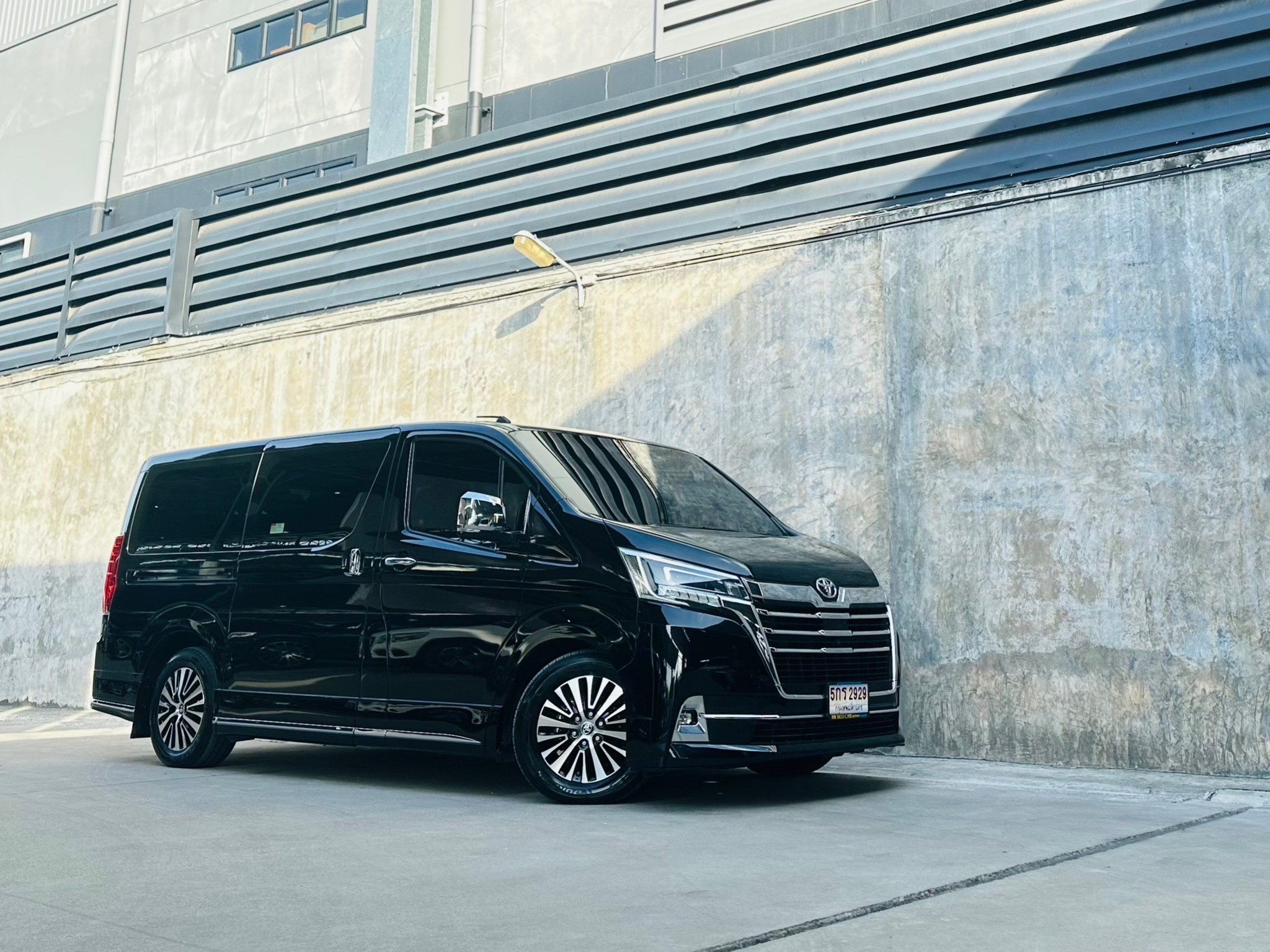 2020 Toyota Vellfire สีดำ (รูปที่ 2)