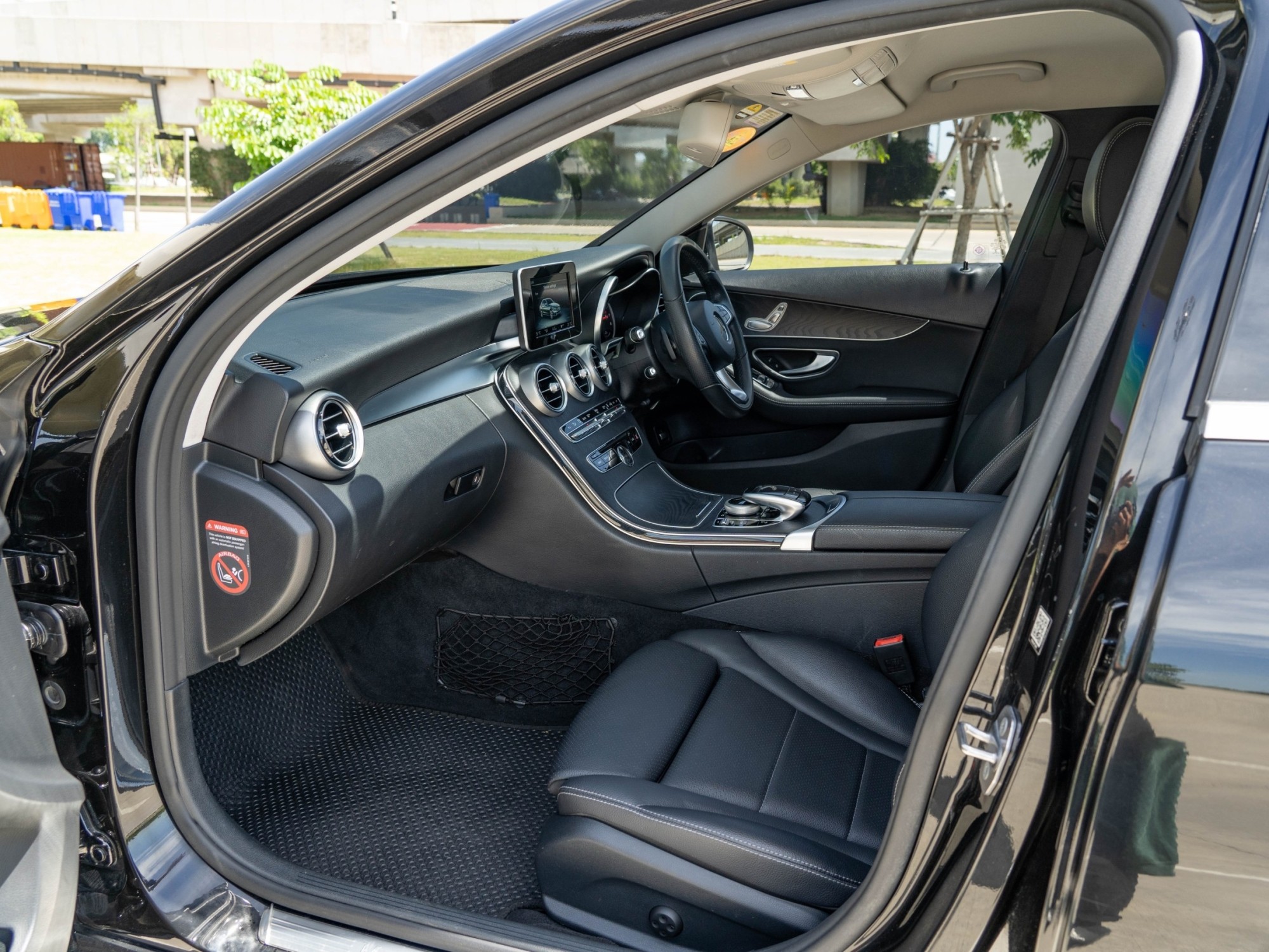 2017 Mercedes-Benz C-Class W206 C350e AMG สีดำ (รูปที่ 8)