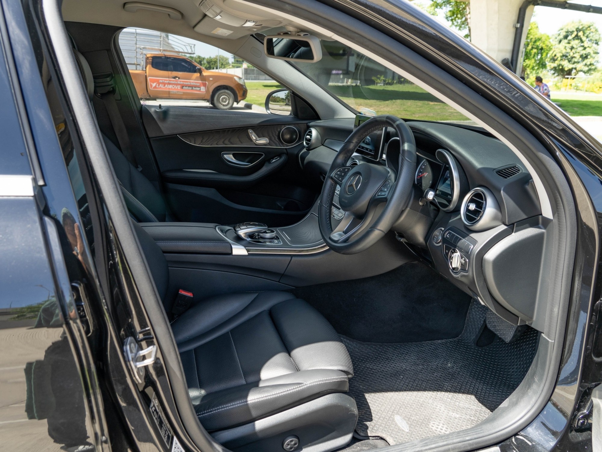 2017 Mercedes-Benz C-Class W206 C350e AMG สีดำ