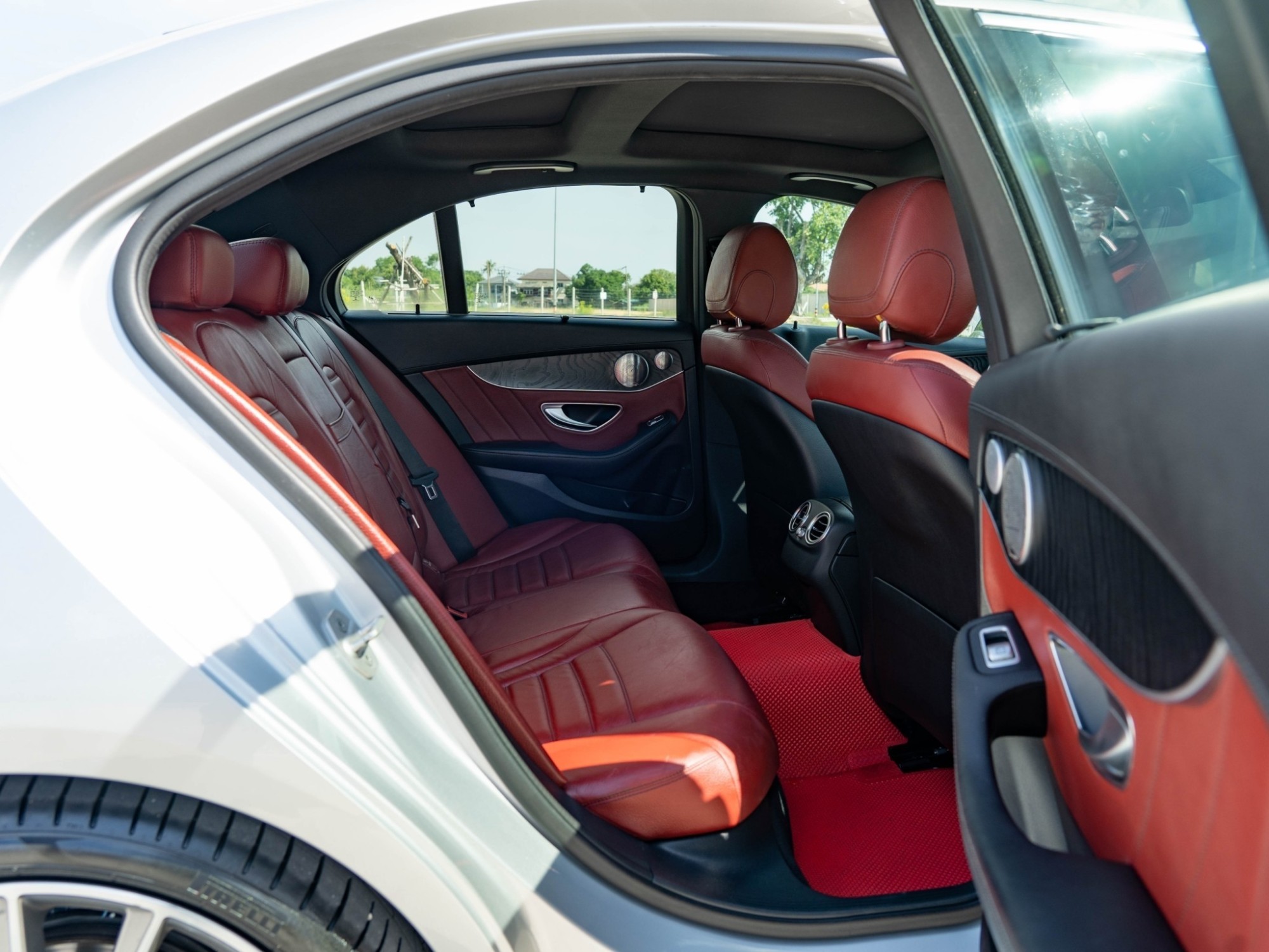 2016 Mercedes-Benz C350e AMG Dynamic สีเงิน (รูปที่ 7)