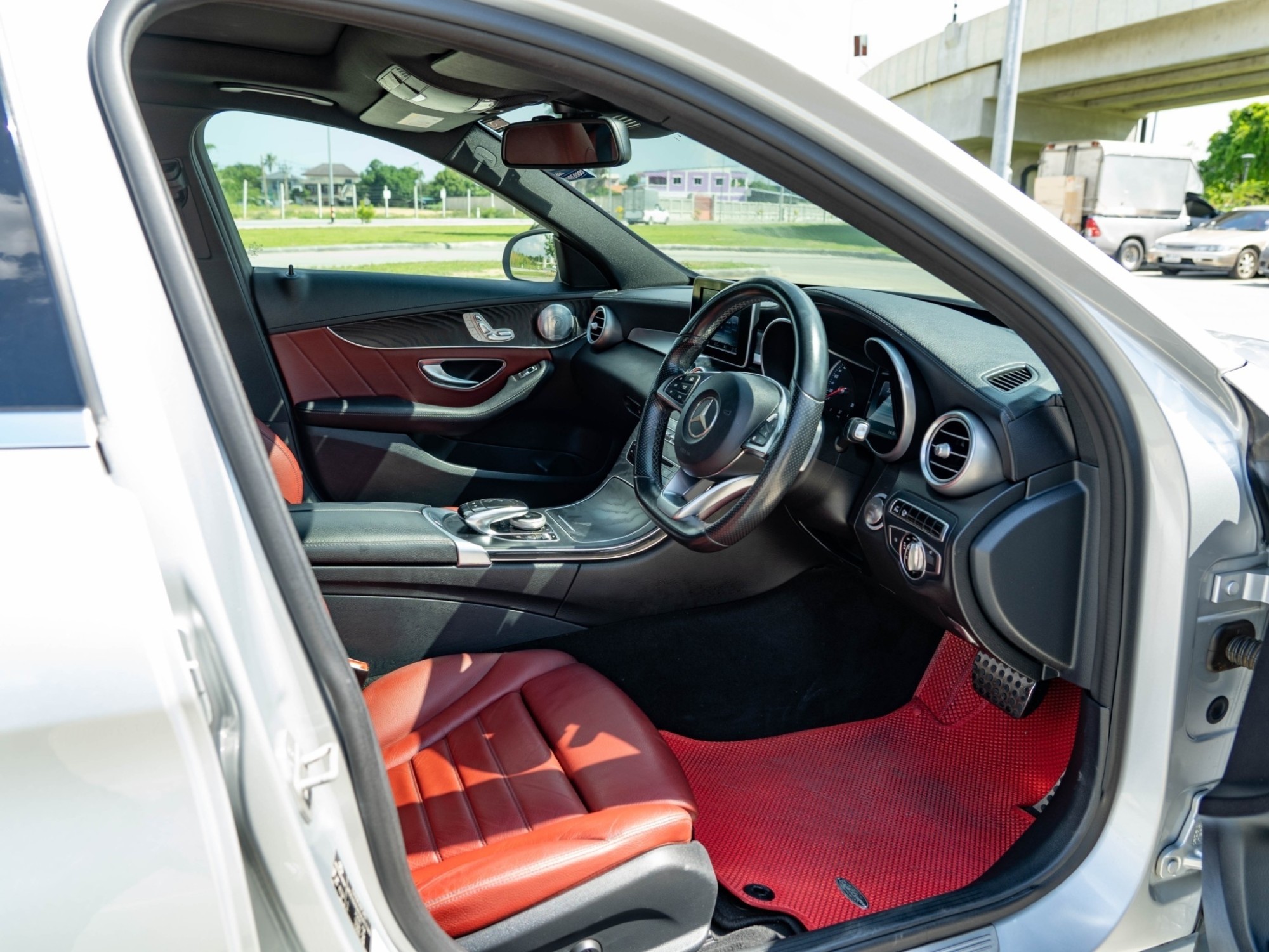 2016 Mercedes-Benz C350e AMG Dynamic สีเงิน (รูปที่ 11)