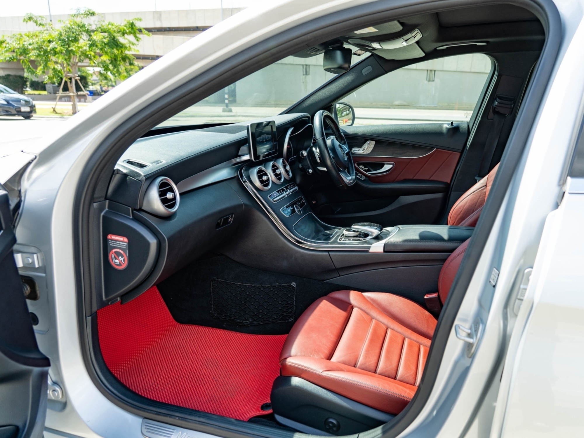 2016 Mercedes-Benz C350e AMG Dynamic สีเงิน (รูปที่ 9)