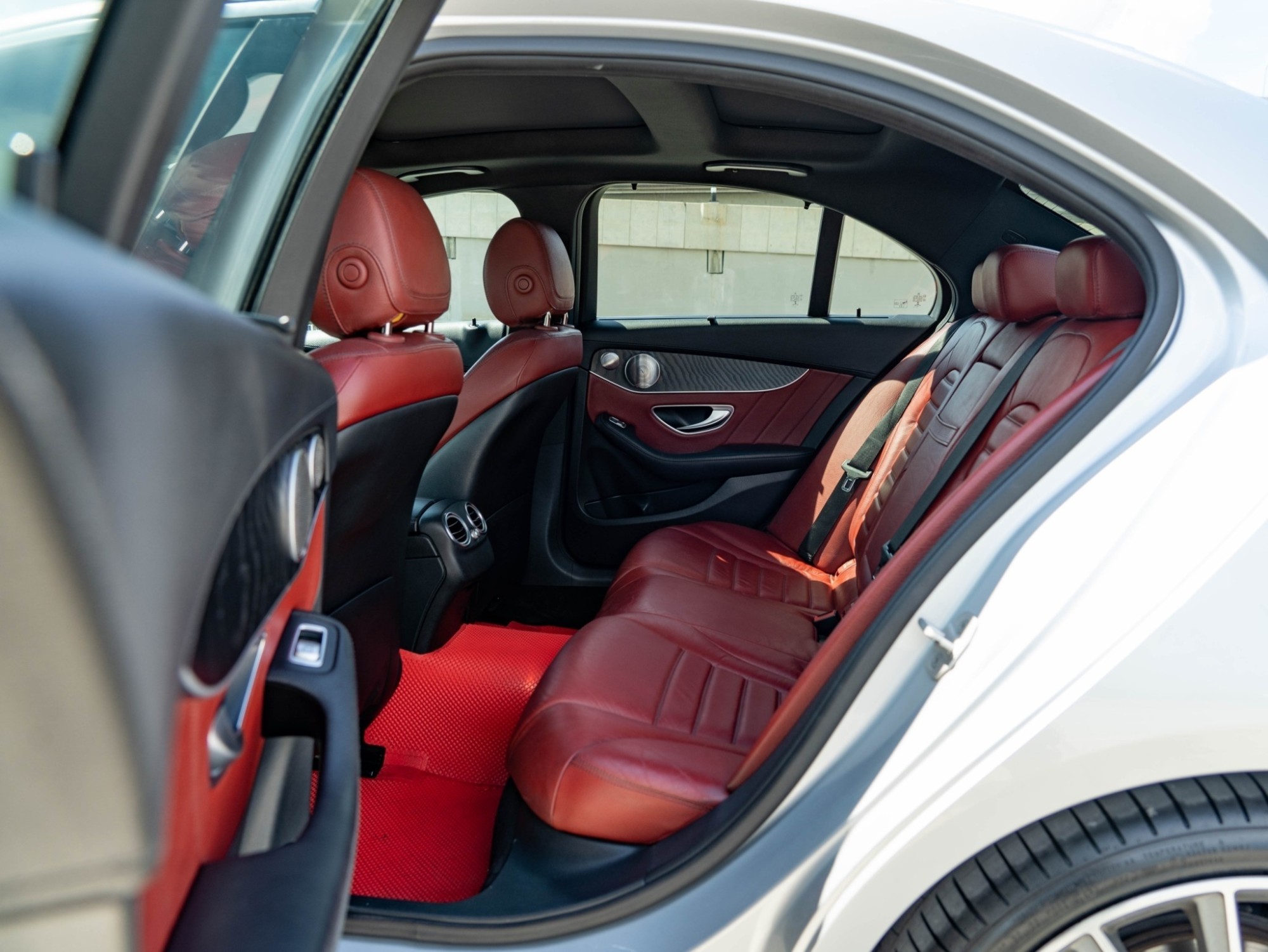 2016 Mercedes-Benz C350e AMG Dynamic สีเงิน (รูปที่ 5)
