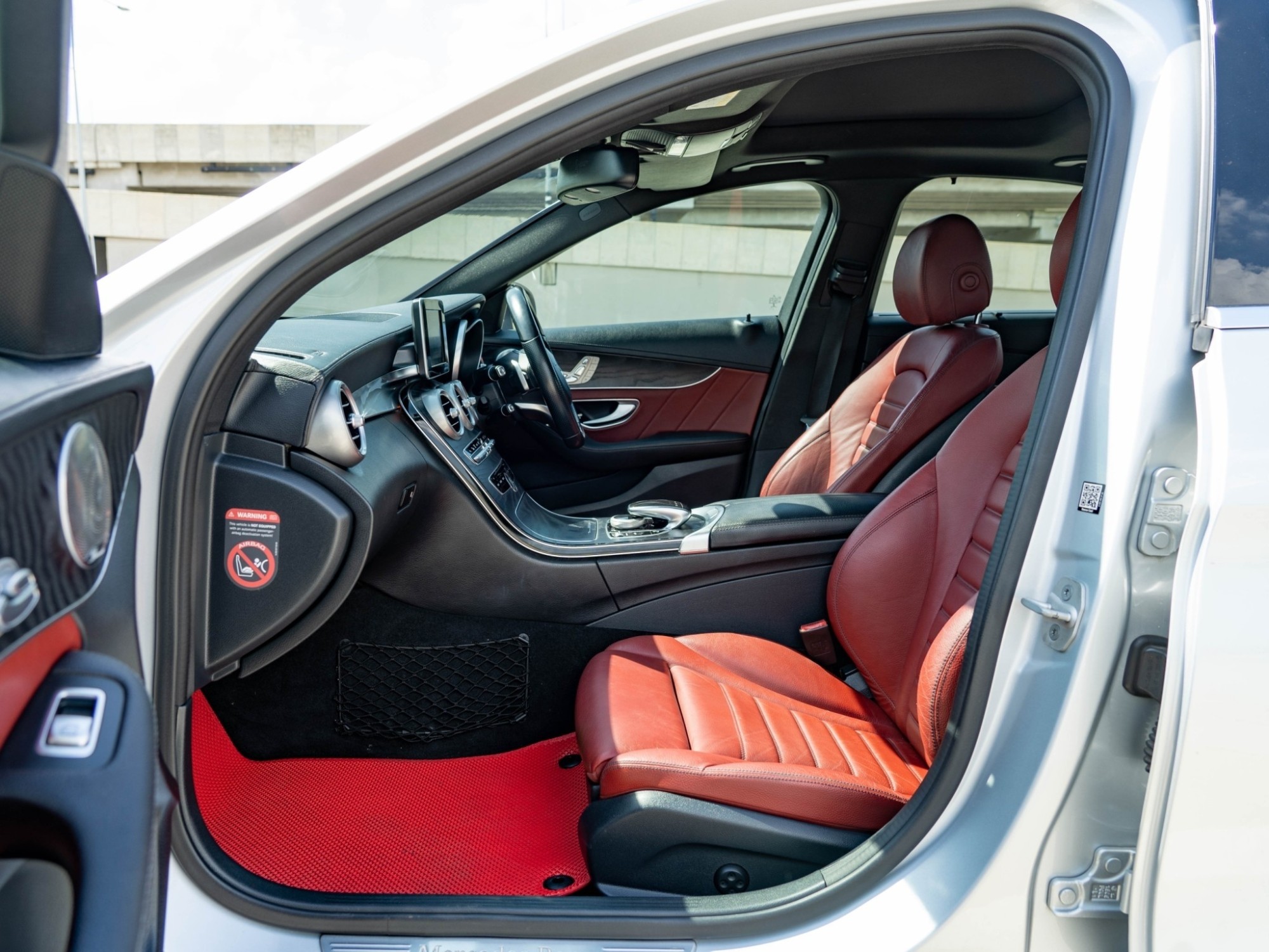 2016 Mercedes-Benz C350e AMG Dynamic สีเงิน (รูปที่ 8)