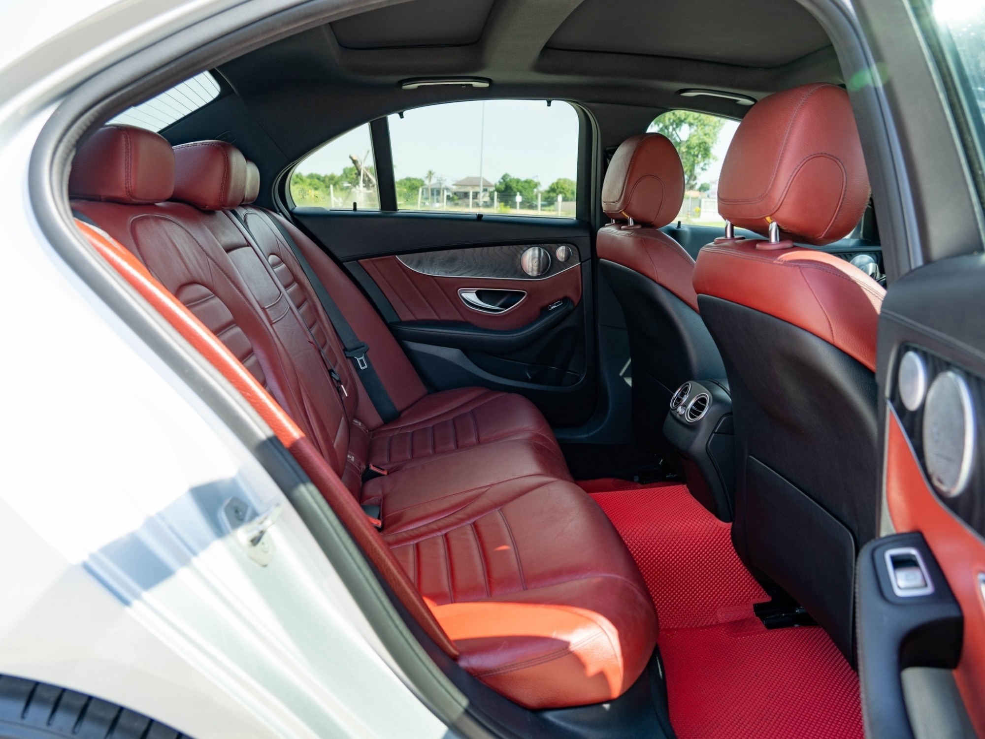 2016 Mercedes-Benz C350e AMG Dynamic สีเงิน (รูปที่ 6)