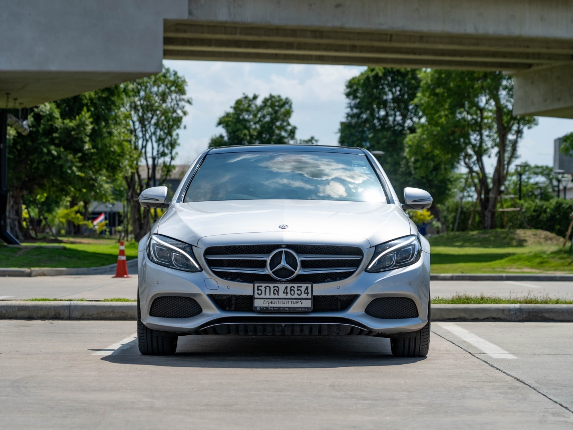 2016 Mercedes-Benz C350e AMG Dynamic สีเงิน (รูปที่ 20)