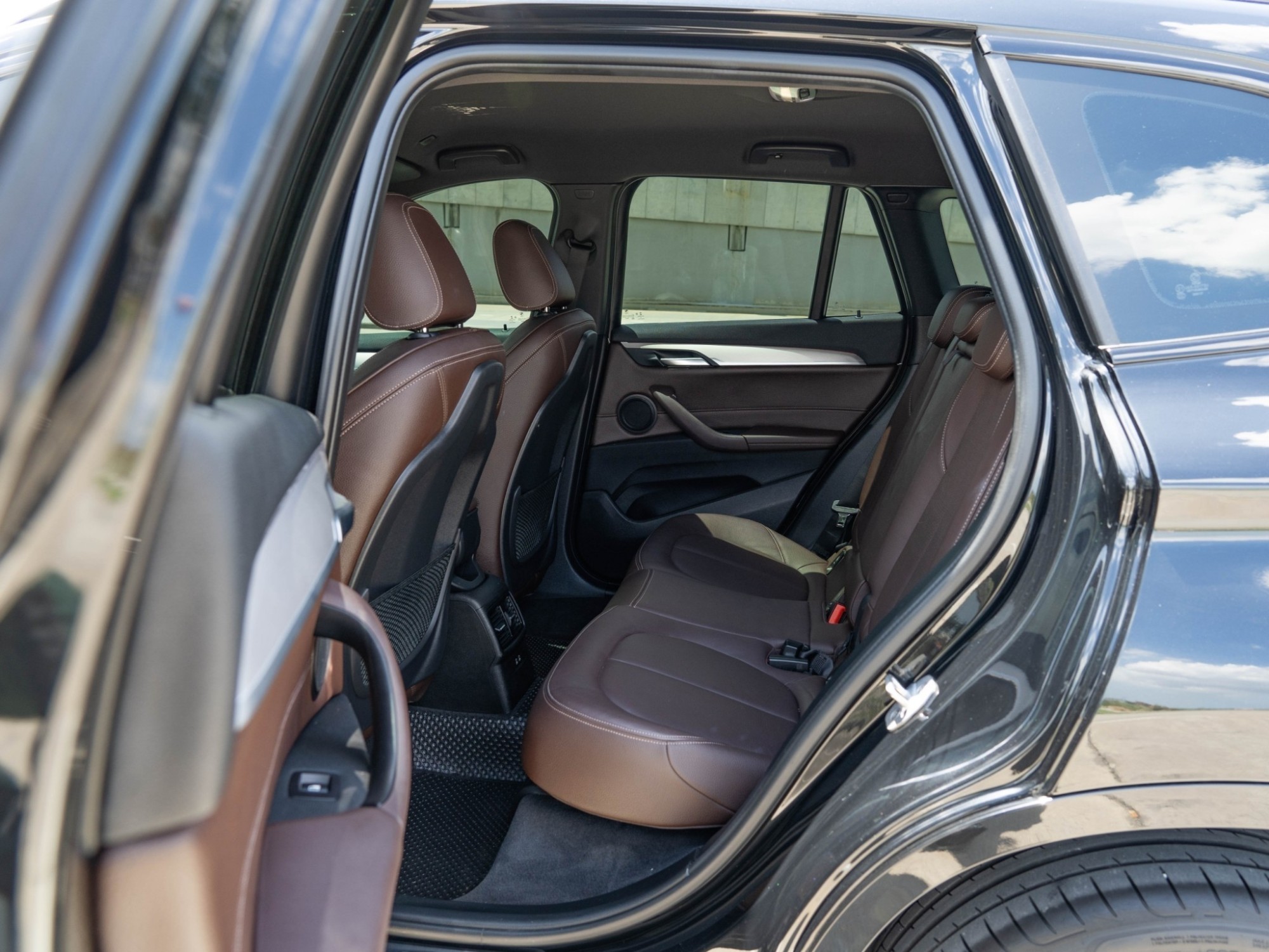 2021 BMW X1 U11 สีดำ (รูปที่ 4)