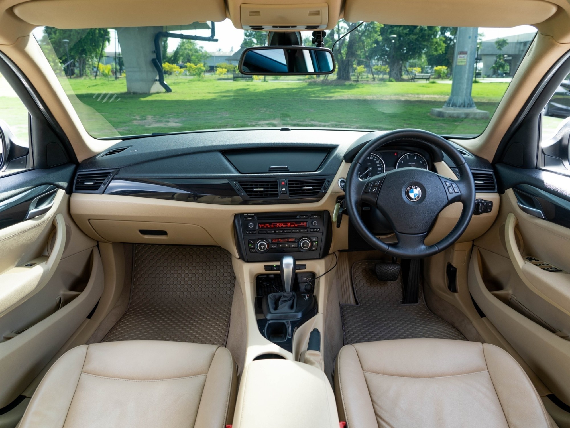 2012 BMW X1 E84 สีขาว (รูปที่ 2)