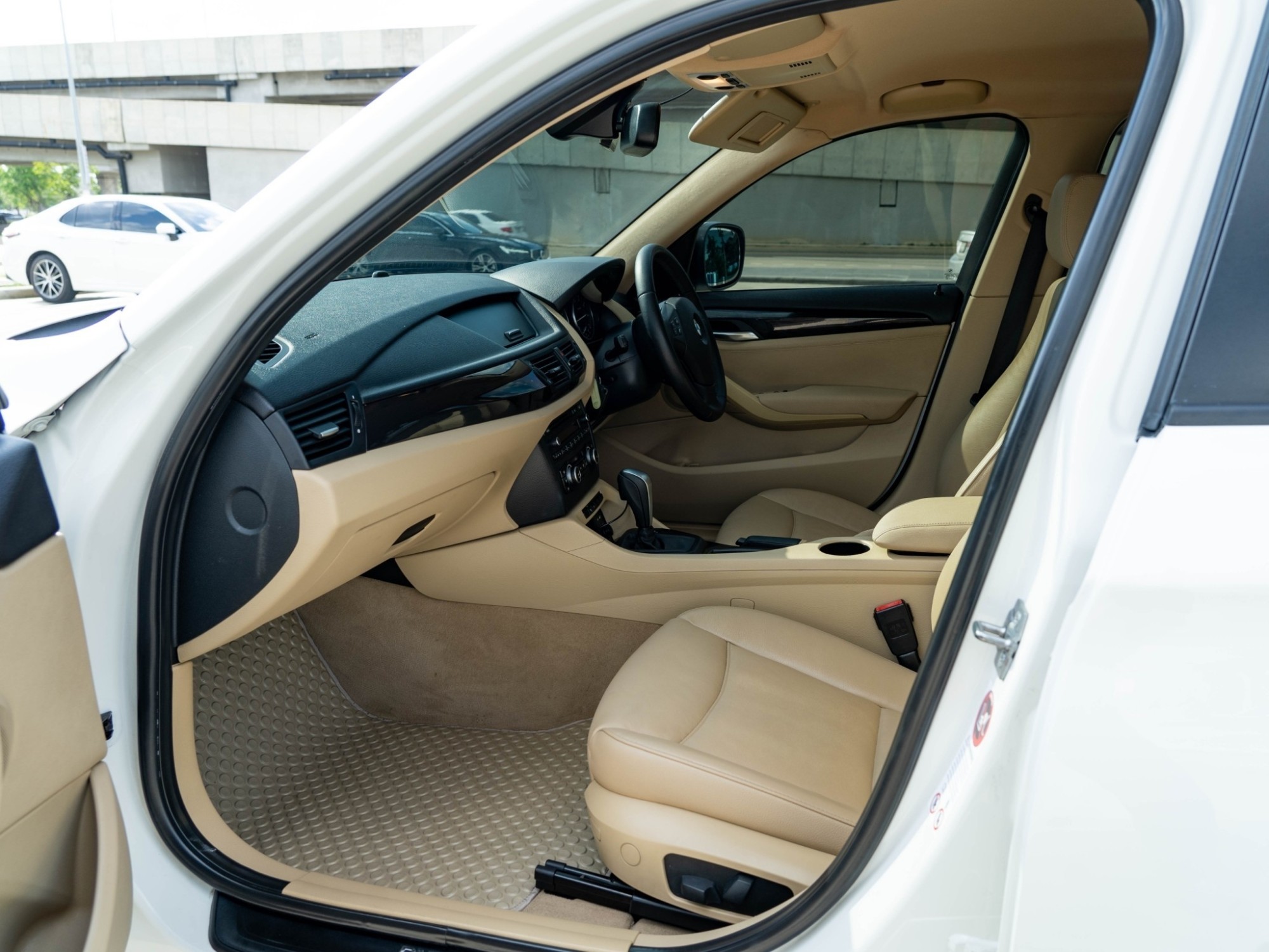 2012 BMW X1 E84 สีขาว (รูปที่ 7)