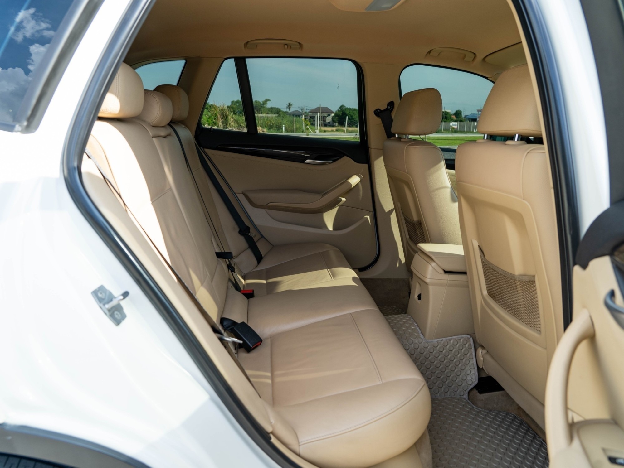 2012 BMW X1 E84 สีขาว (รูปที่ 4)