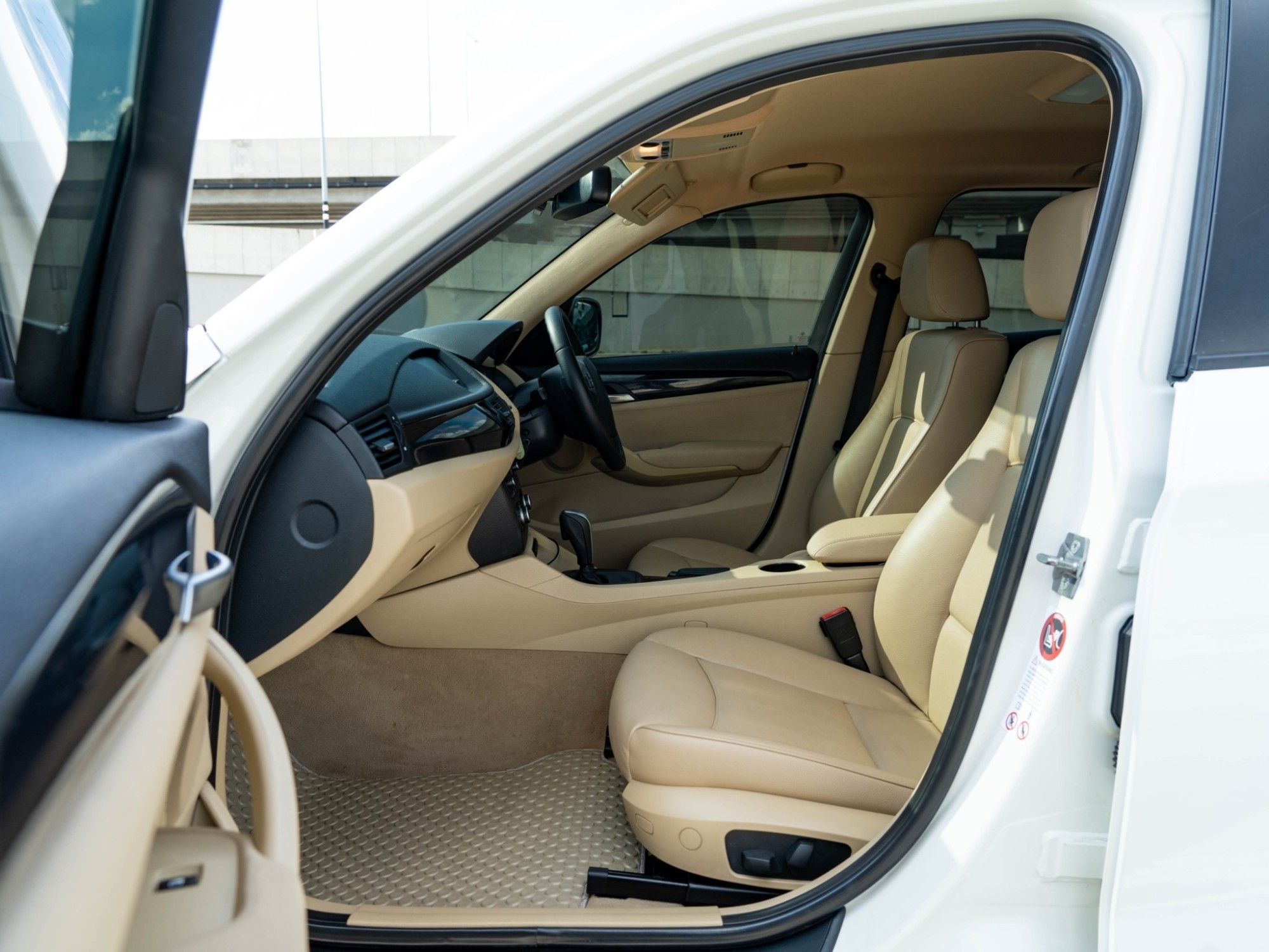 2012 BMW X1 E84 สีขาว (รูปที่ 6)
