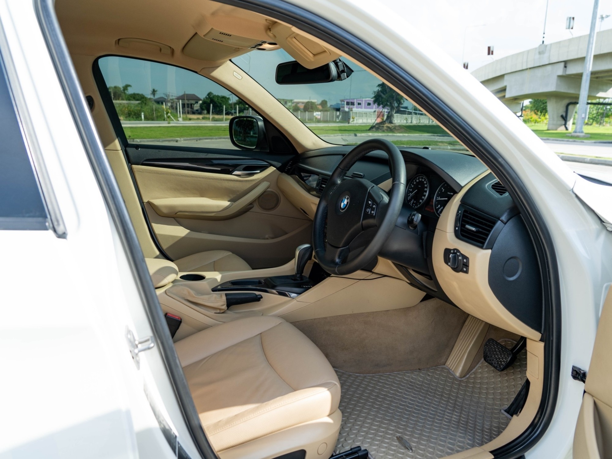 2012 BMW X1 E84 สีขาว (รูปที่ 9)