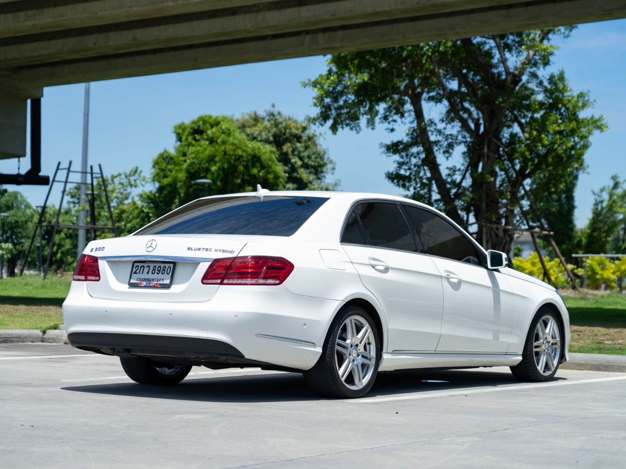 2014 Mercedes-Benz E-Class W212 E300 สีขาว (รูปที่ 13)