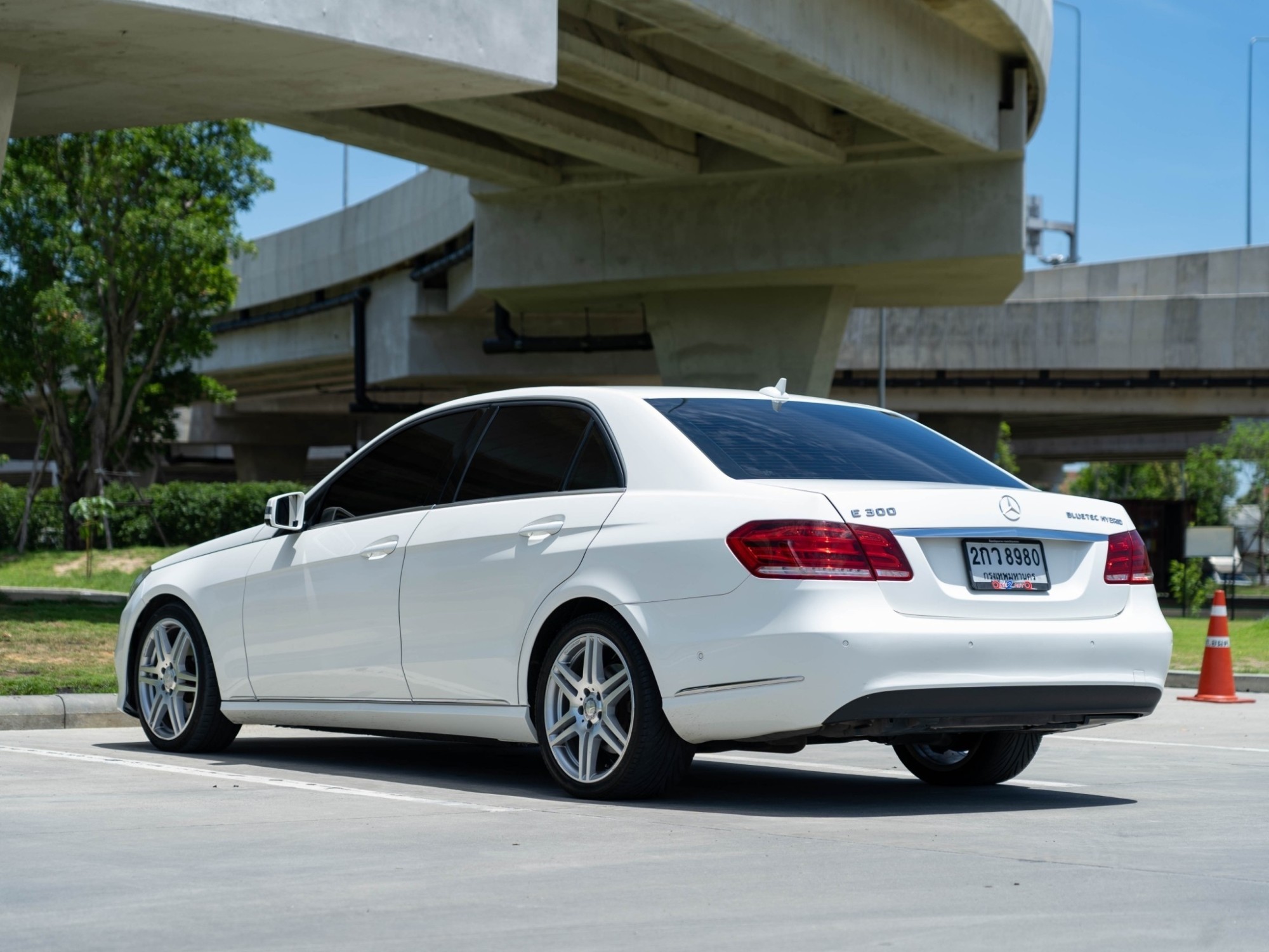 2014 Mercedes-Benz E-Class W212 E300 สีขาว (รูปที่ 14)
