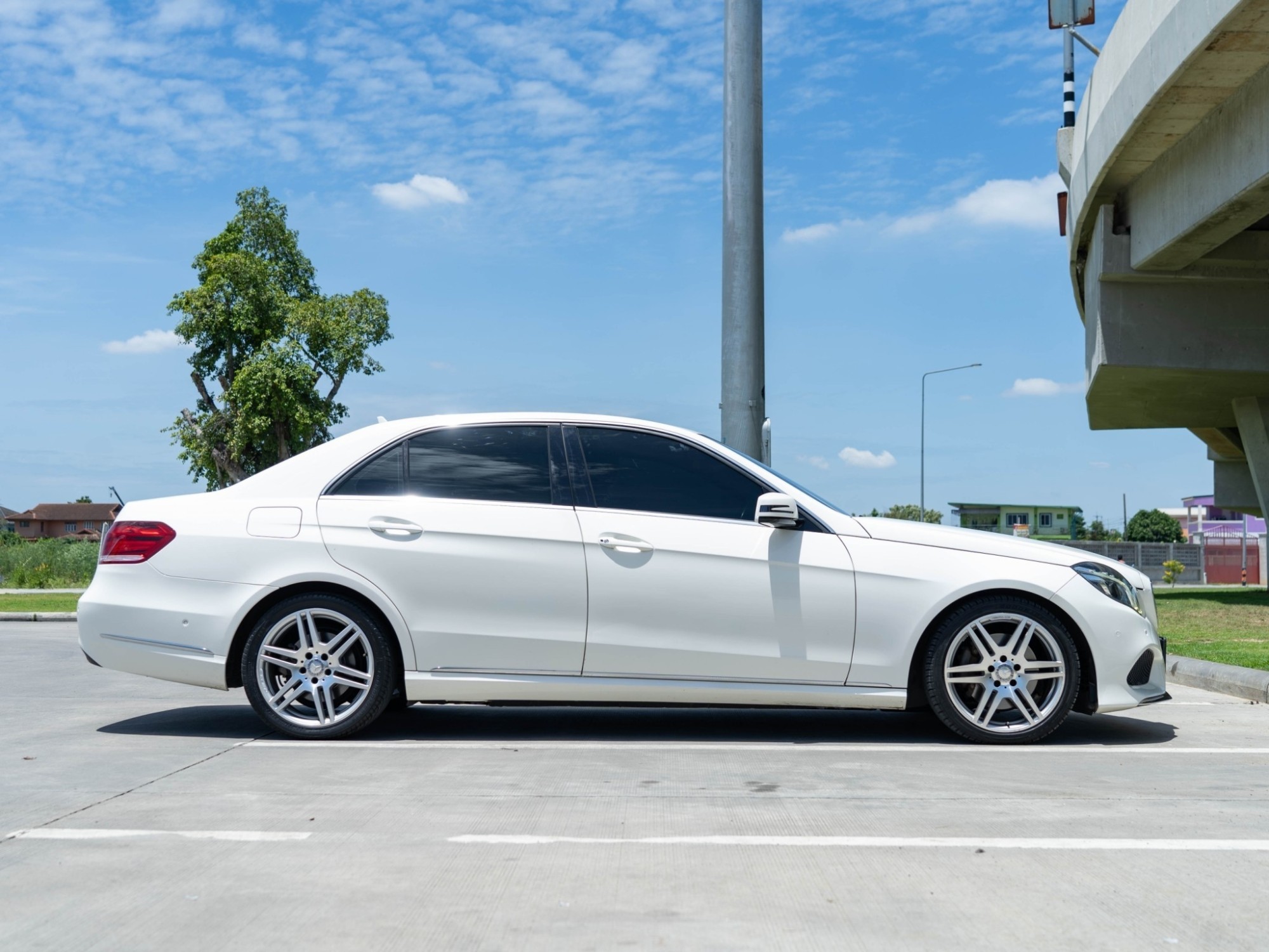 2014 Mercedes-Benz E-Class W212 E300 สีขาว (รูปที่ 15)