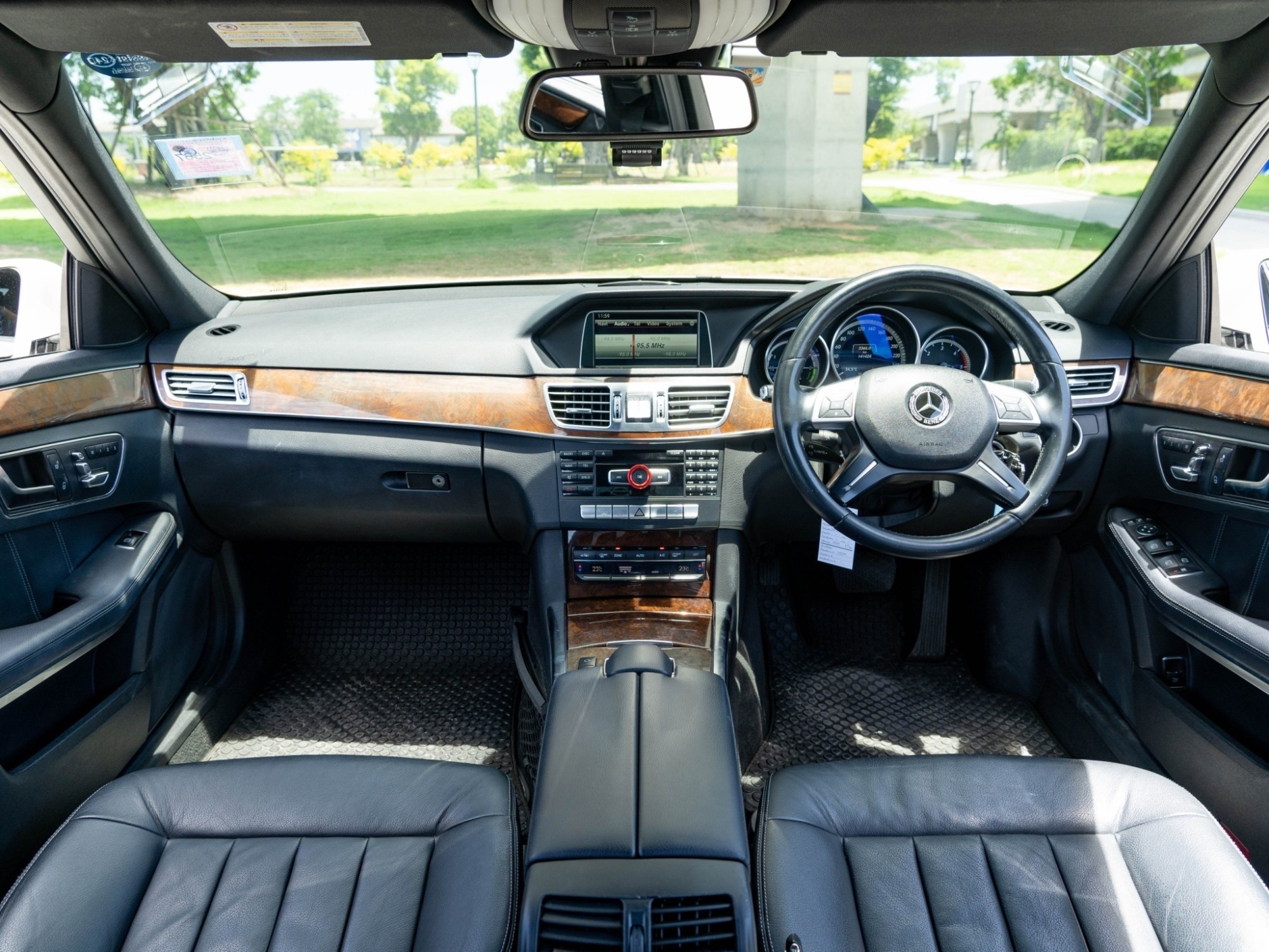 2014 Mercedes-Benz E-Class W212 E300 สีขาว (รูปที่ 3)