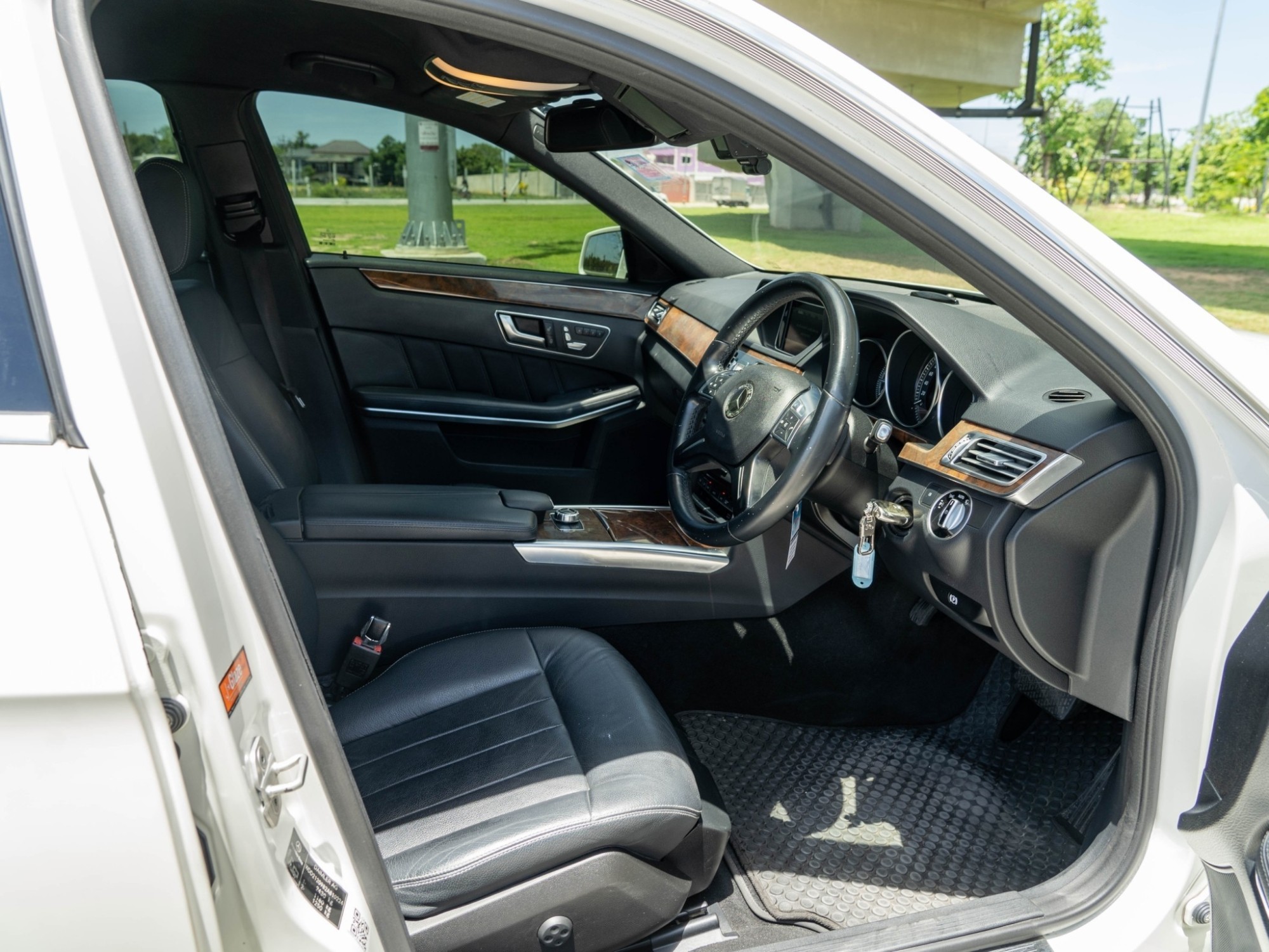 2014 Mercedes-Benz E-Class W212 E300 สีขาว (รูปที่ 9)