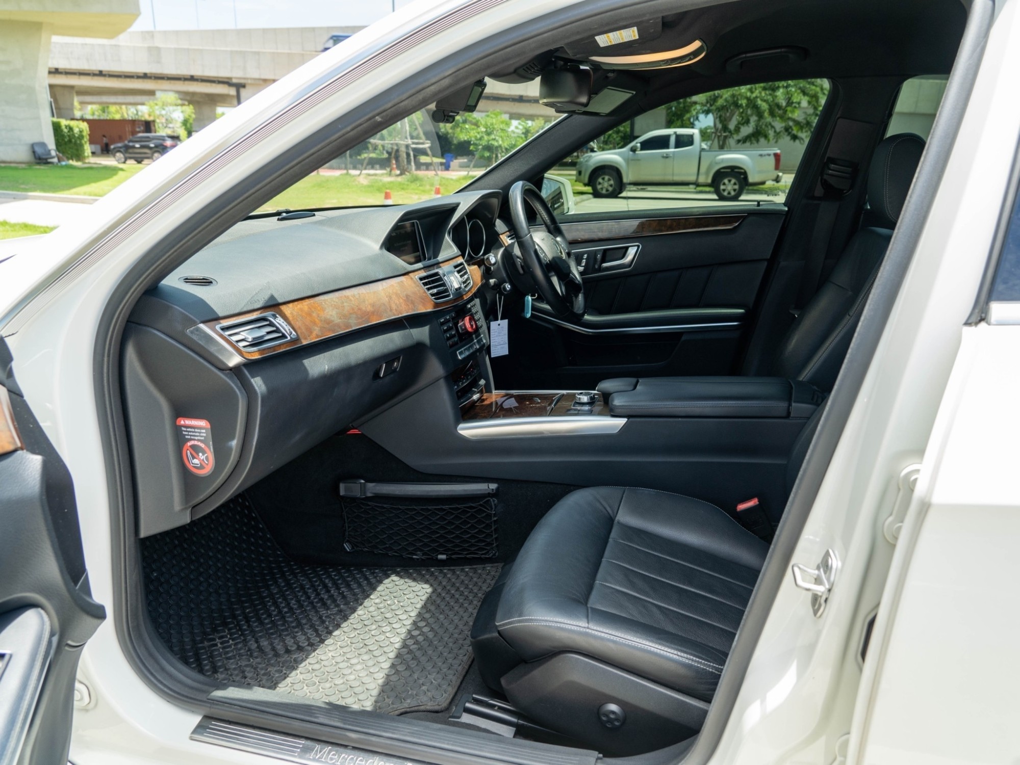 2014 Mercedes-Benz E-Class W212 E300 สีขาว (รูปที่ 7)