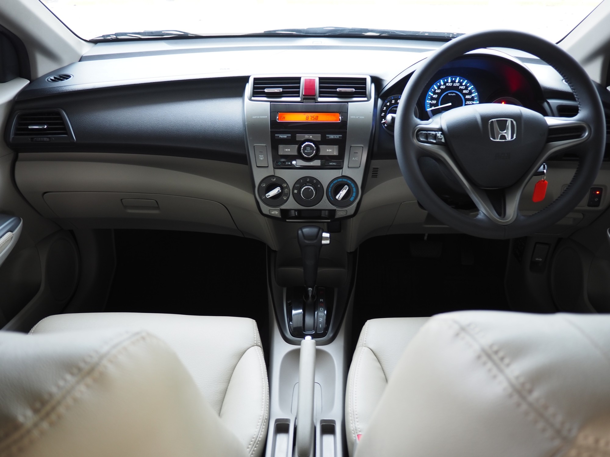2013 Honda City สีเทา (รูปที่ 11)