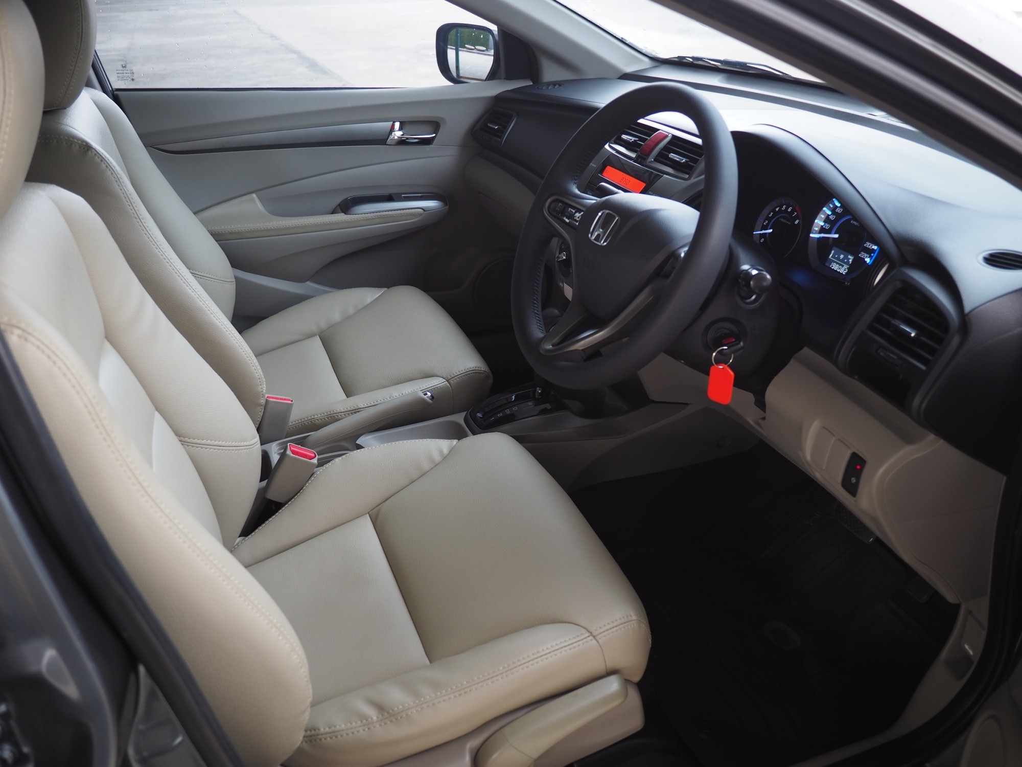2013 Honda City สีเทา (รูปที่ 9)