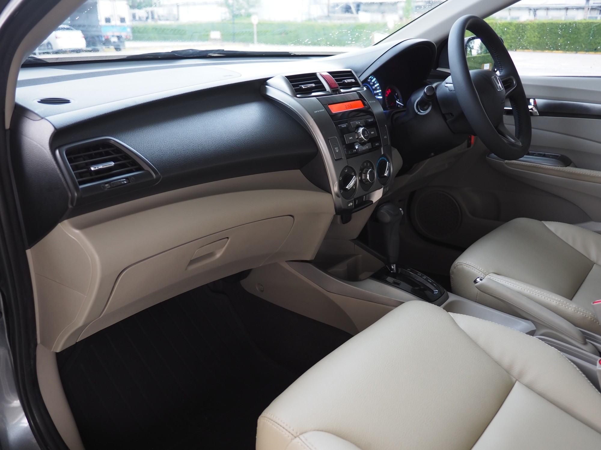 2013 Honda City สีเทา (รูปที่ 13)