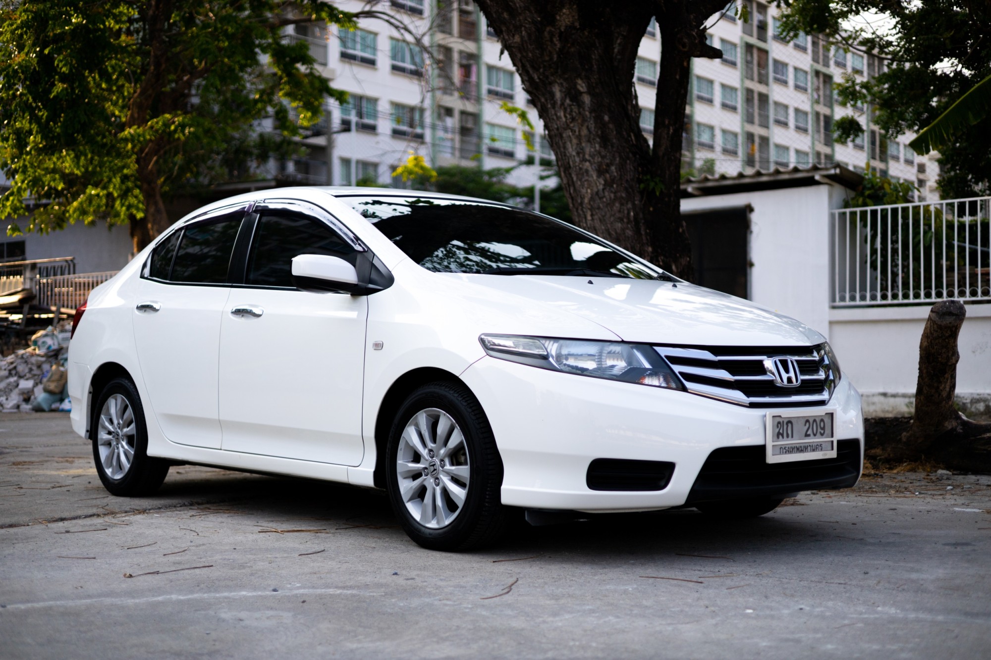 2012 Honda City สีขาว (รูปที่ 6)