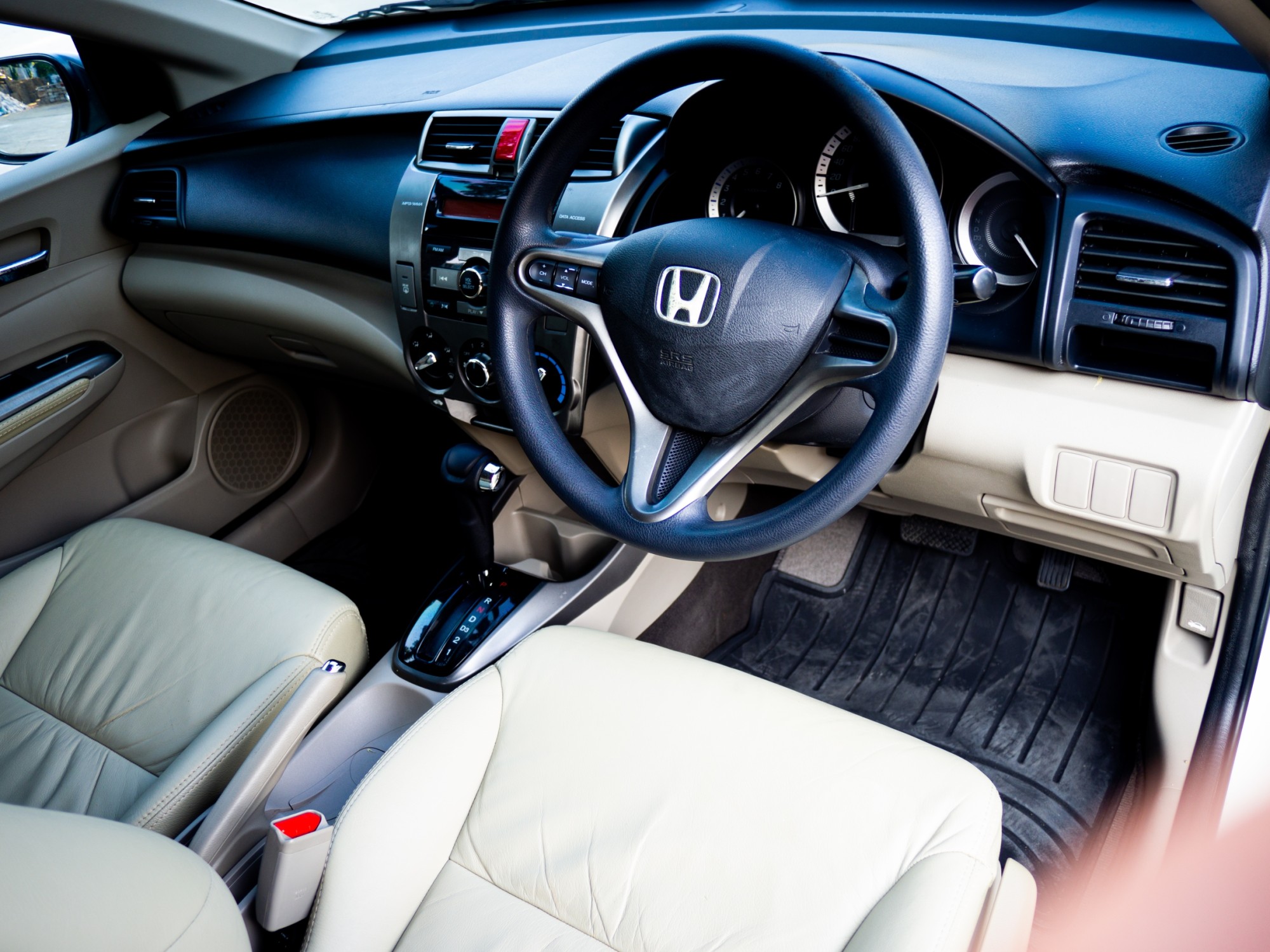 2012 Honda City สีขาว (รูปที่ 8)