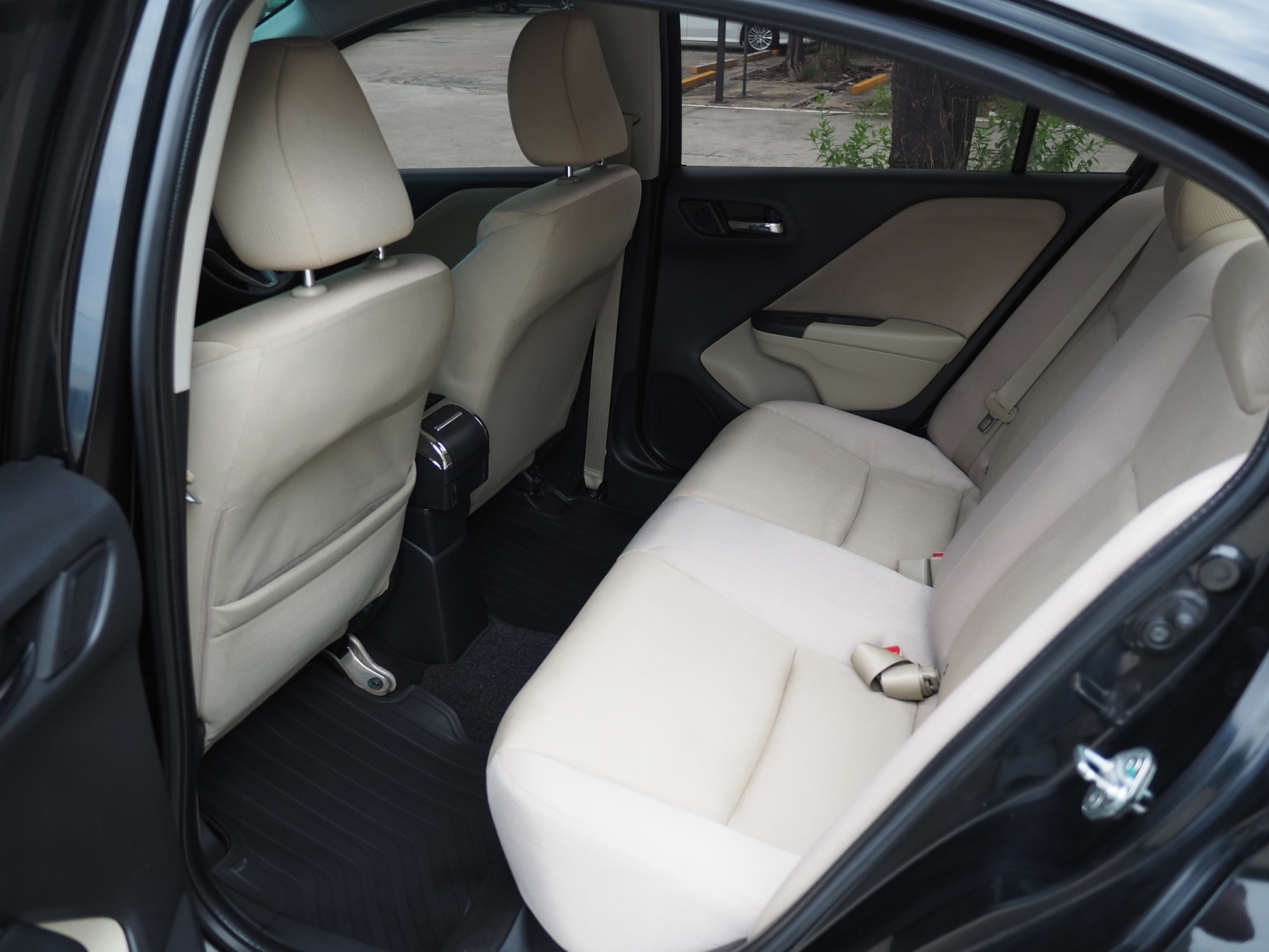 2014 Honda City สีดำ (รูปที่ 9)