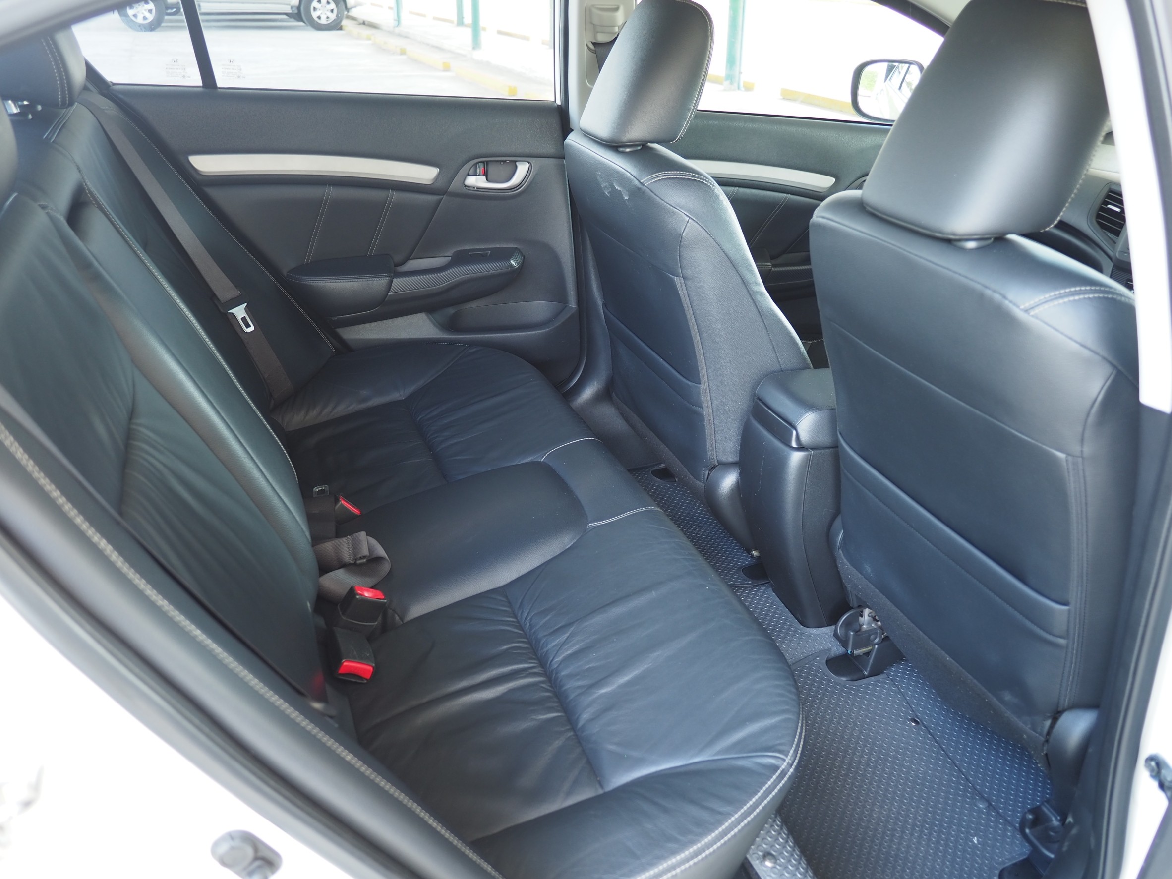 2016 Honda Civic Sedan สีขาว (รูปที่ 12)