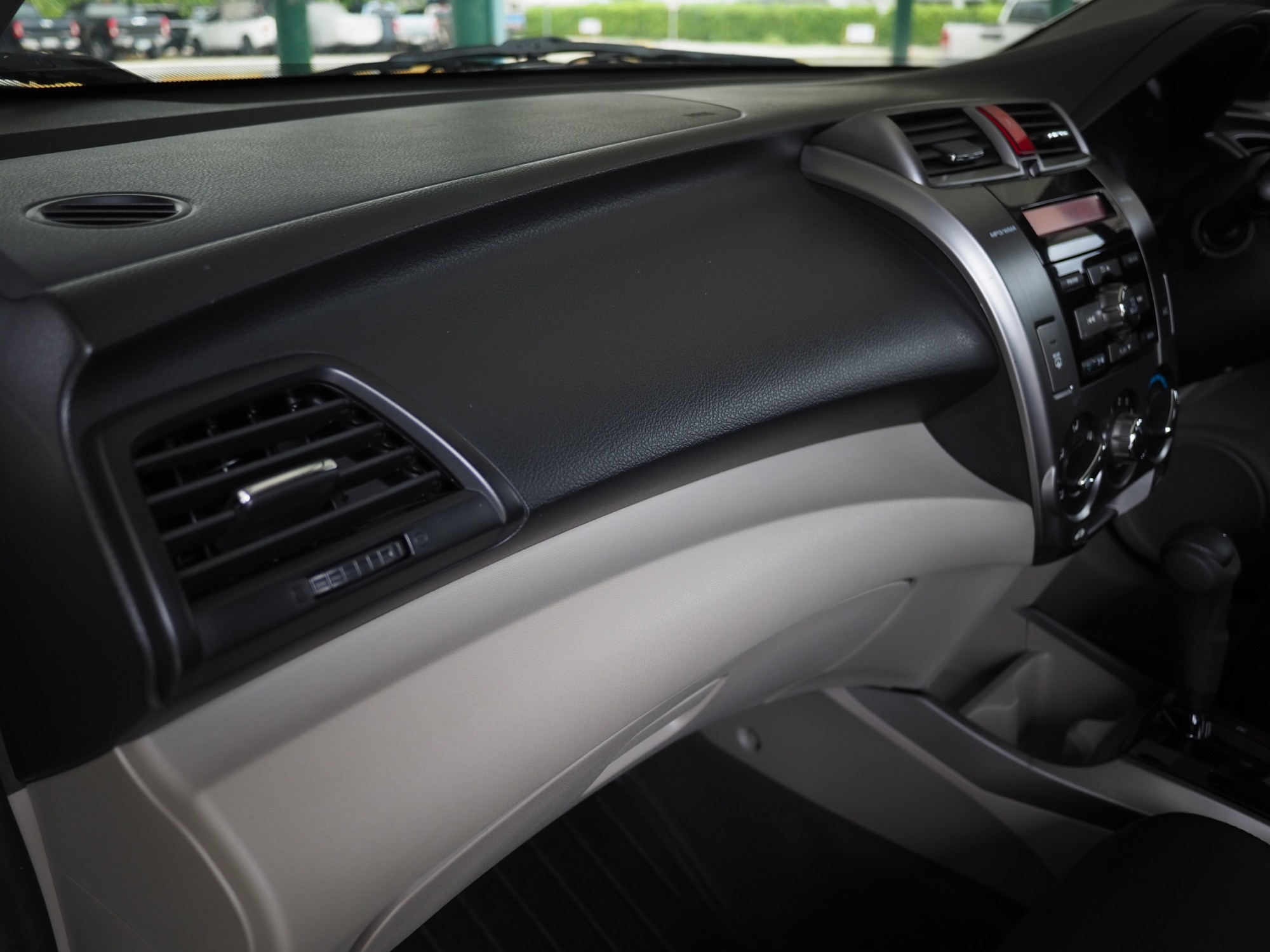 2013 Honda City สีขาว (รูปที่ 10)