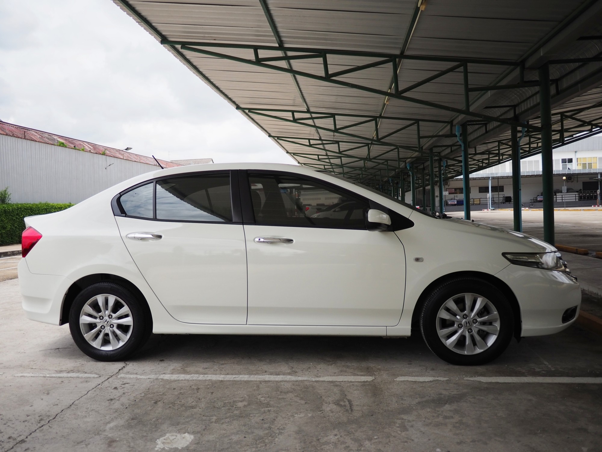2013 Honda City สีขาว (รูปที่ 15)