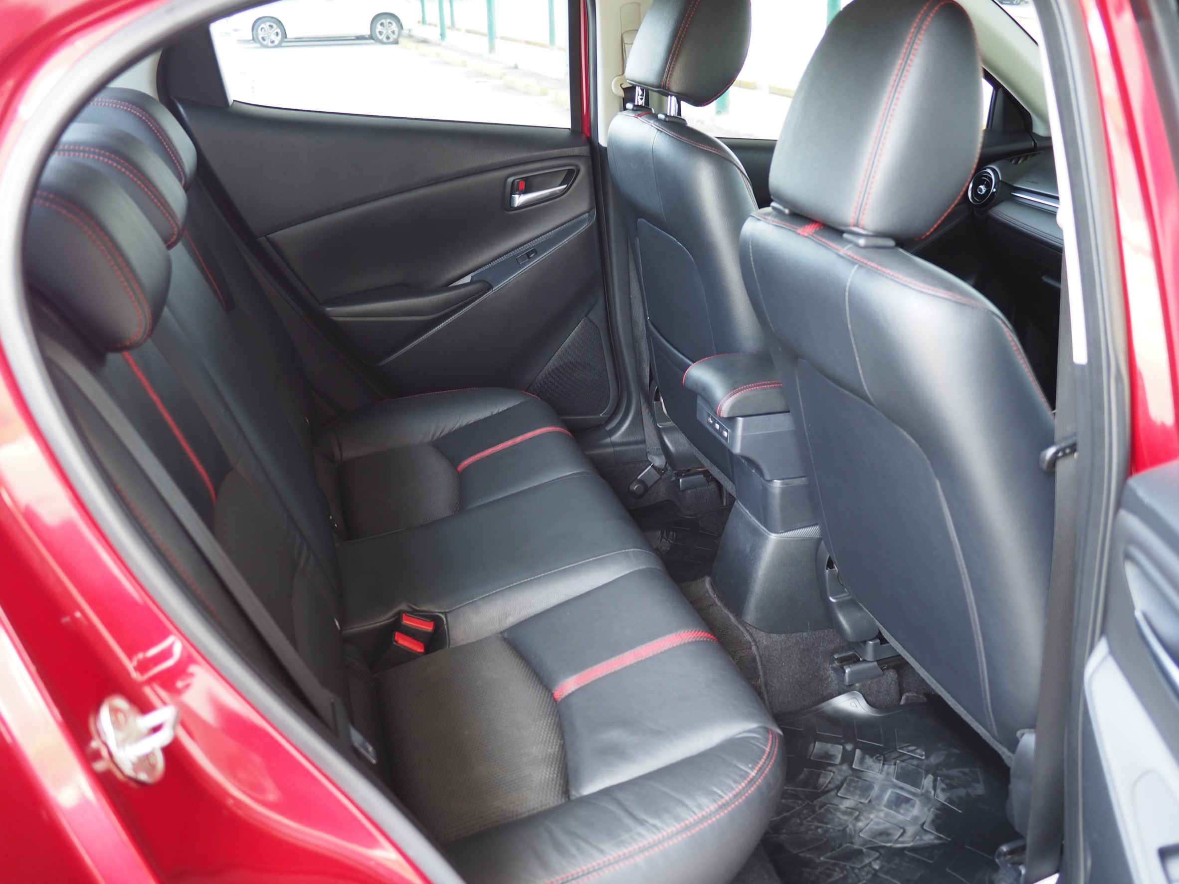 2015 Mazda 2 Sedan (4 ประตู) สีแดง (รูปที่ 5)